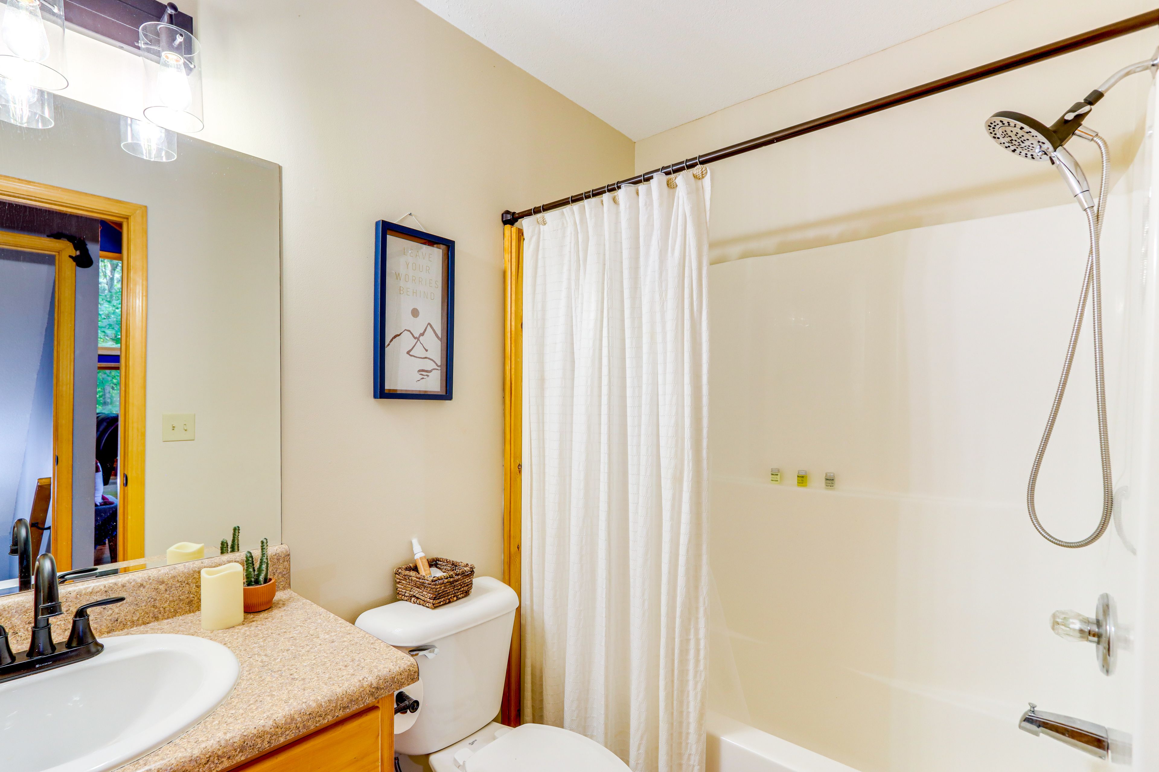 Full Bathroom | Main Level | Towels Provided | Complimentary Toiletries