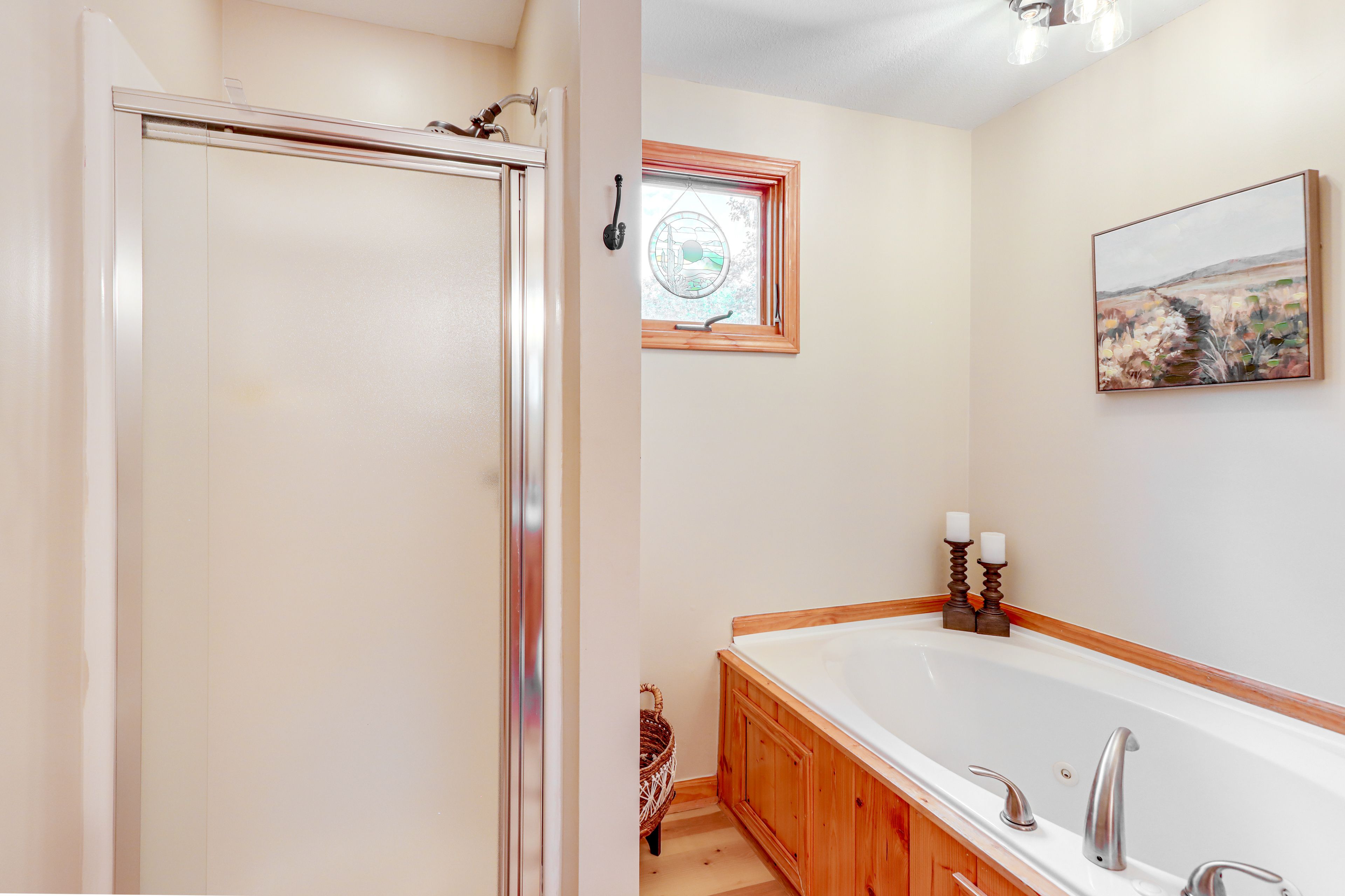 Full Bathroom | Upper Level | Hair Dryer | Jetted Tub