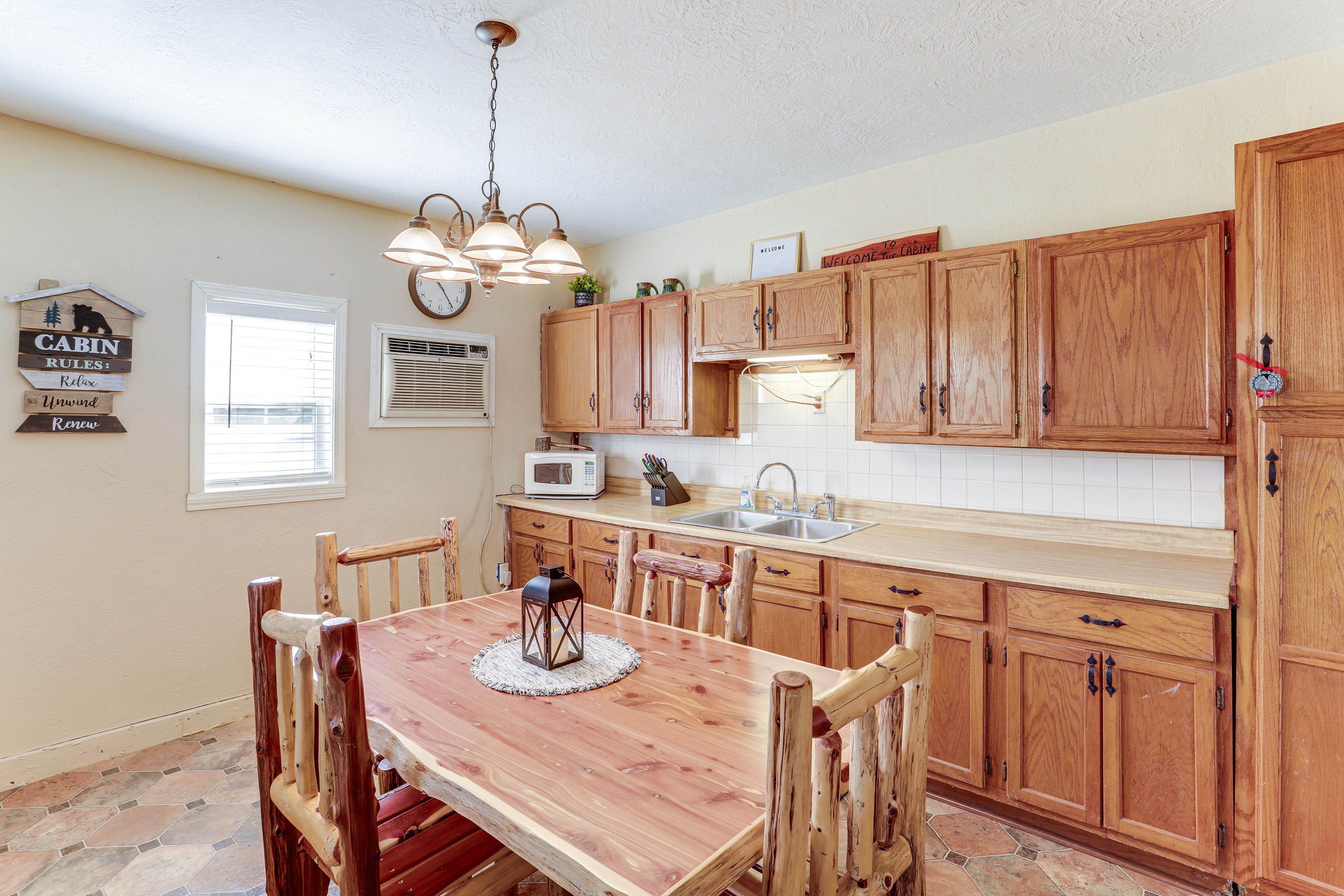 Dining Area | Dishware/Flatware Provided