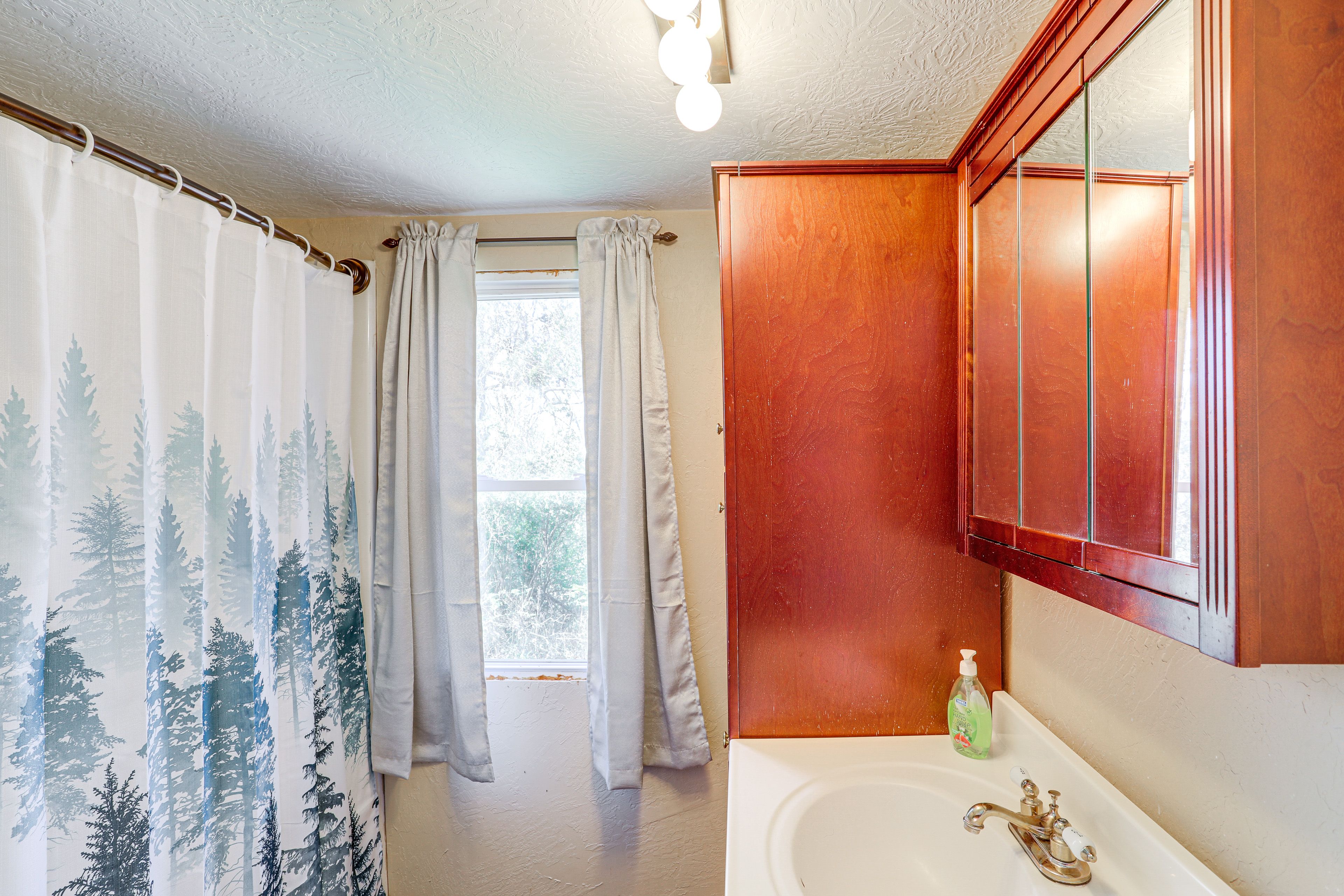 Full Bathroom | Complimentary Toiletries | Towels Provided