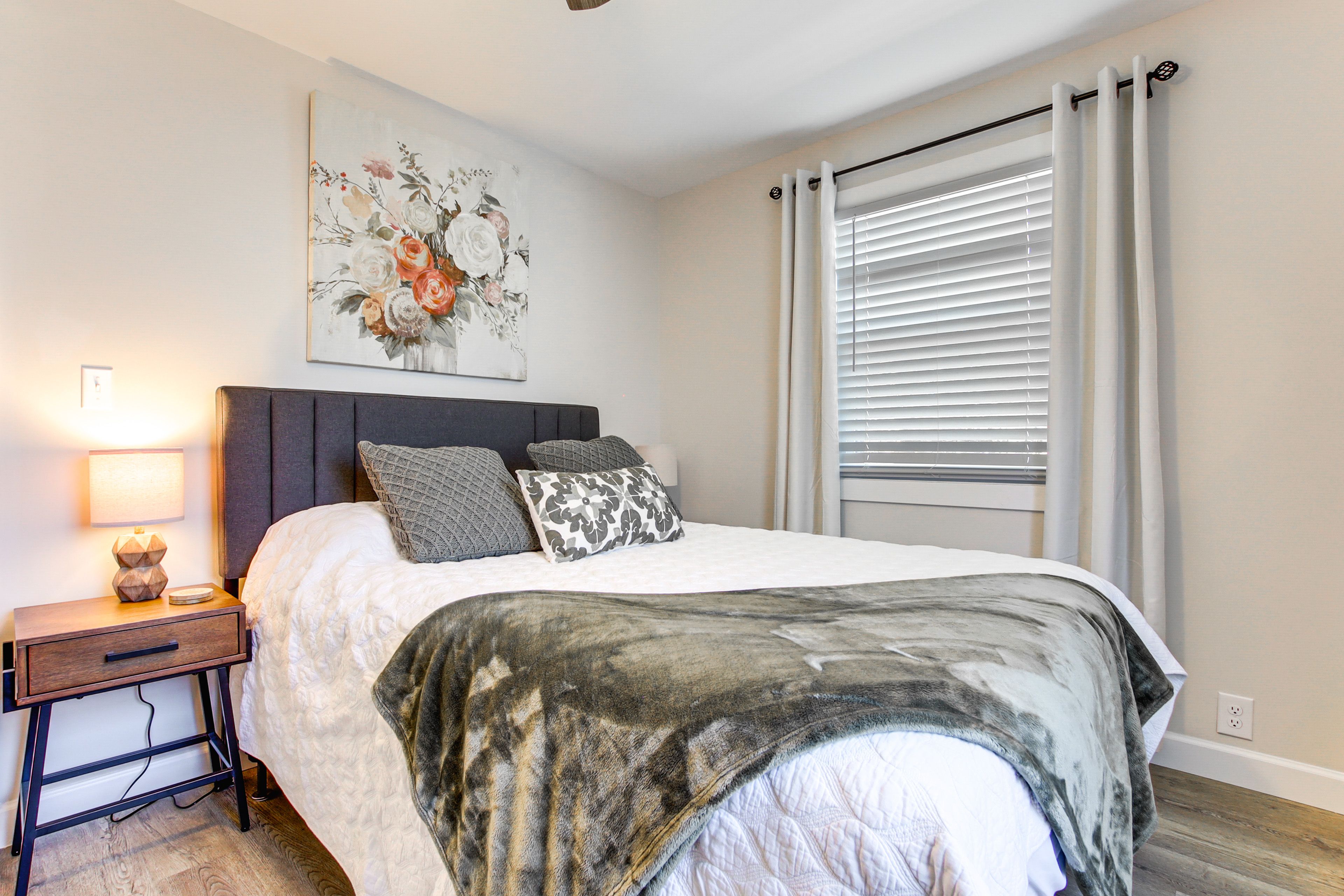 Bedroom 1 | Queen Bed | 1st Floor