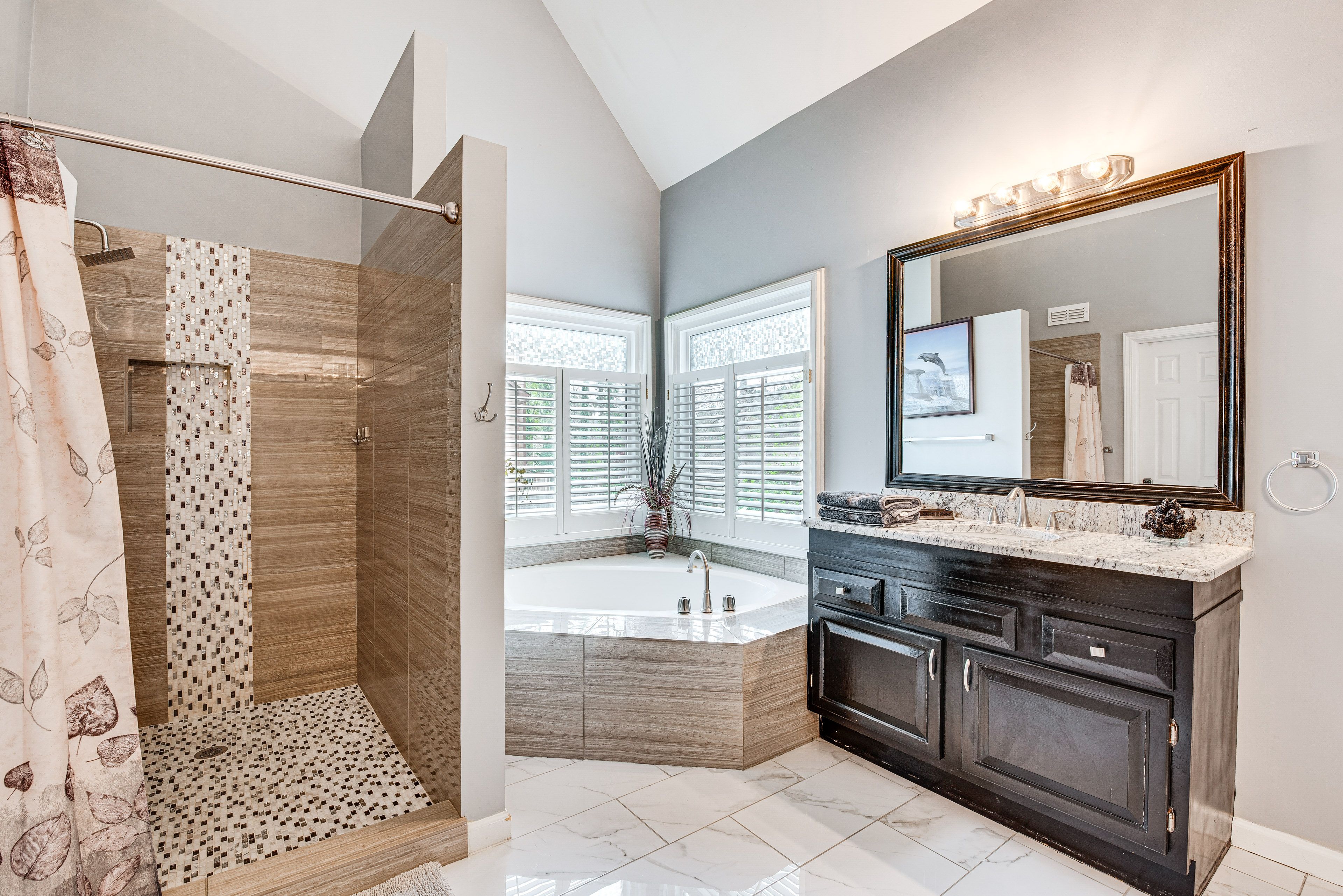 En-Suite Bathroom | Towels Provided | 1st Floor