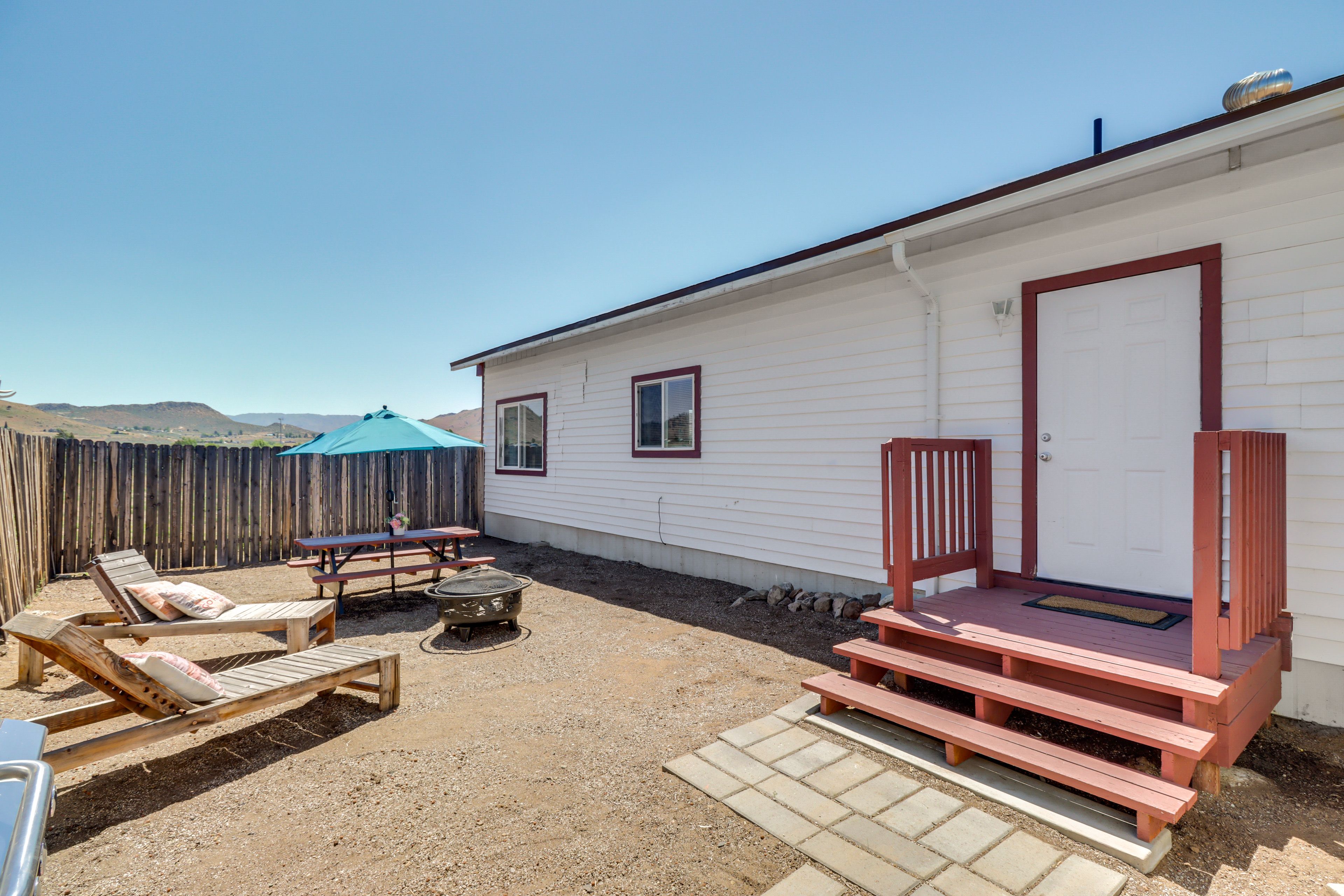 Private Yard | Gas Grill | Picnic Table | Fire Pit