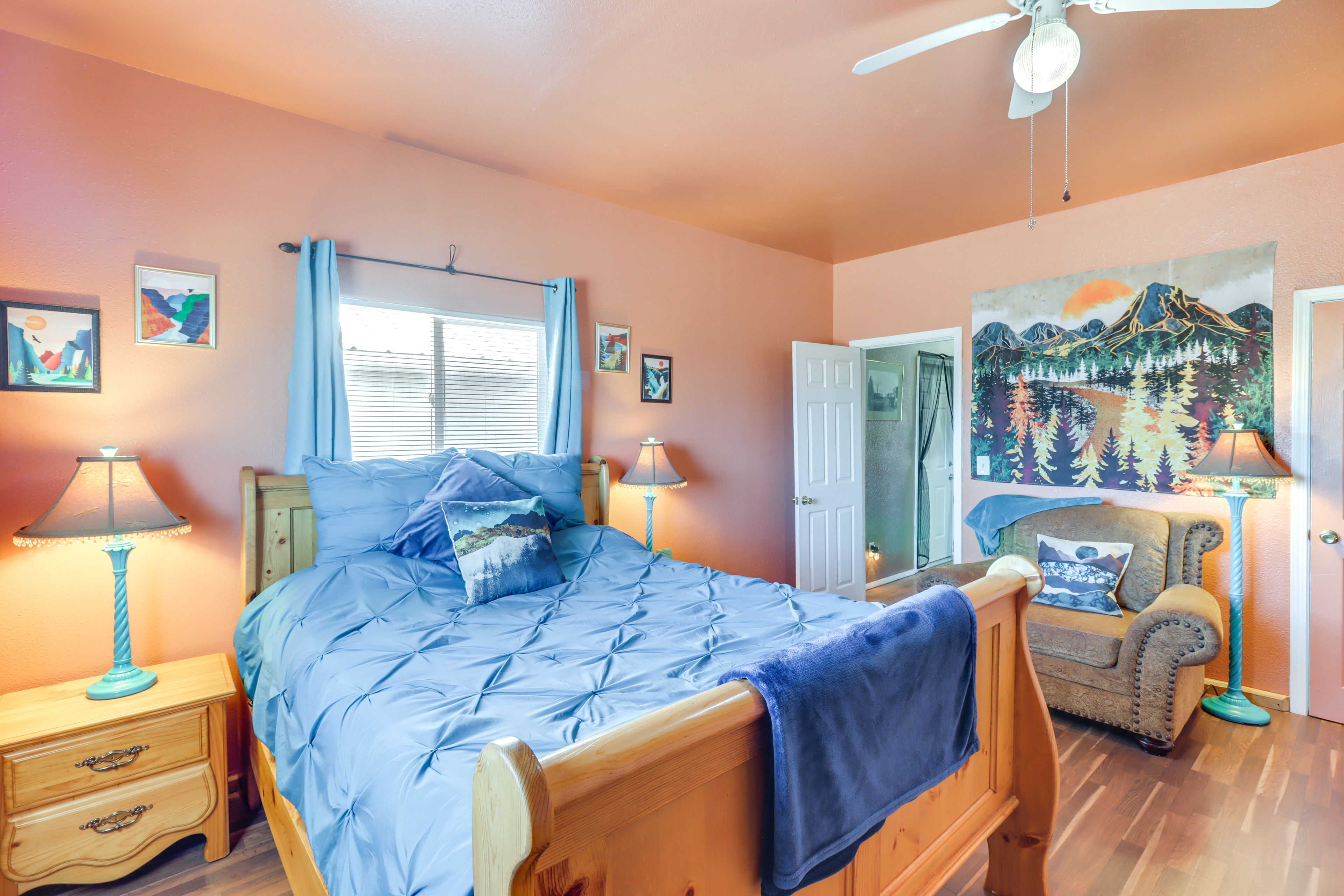 Bedroom | Queen Bed | Smart TV