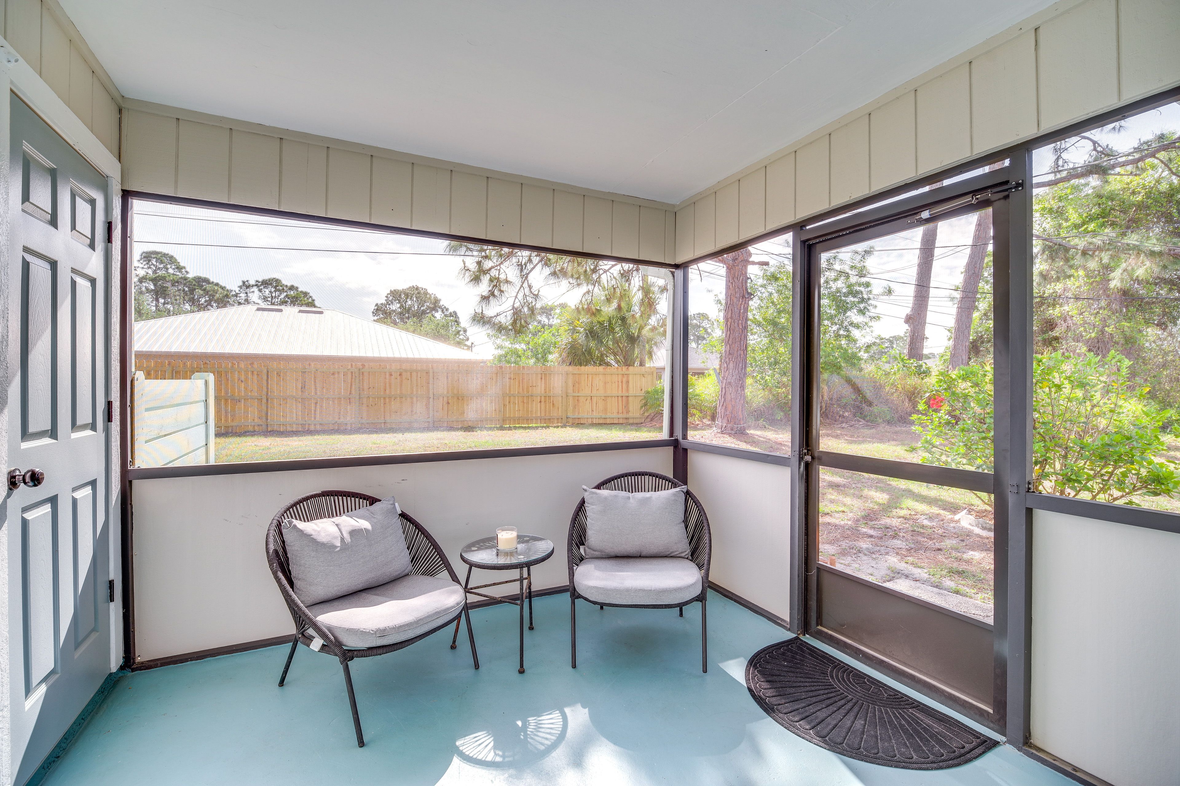 Screened Porch w/ Seating