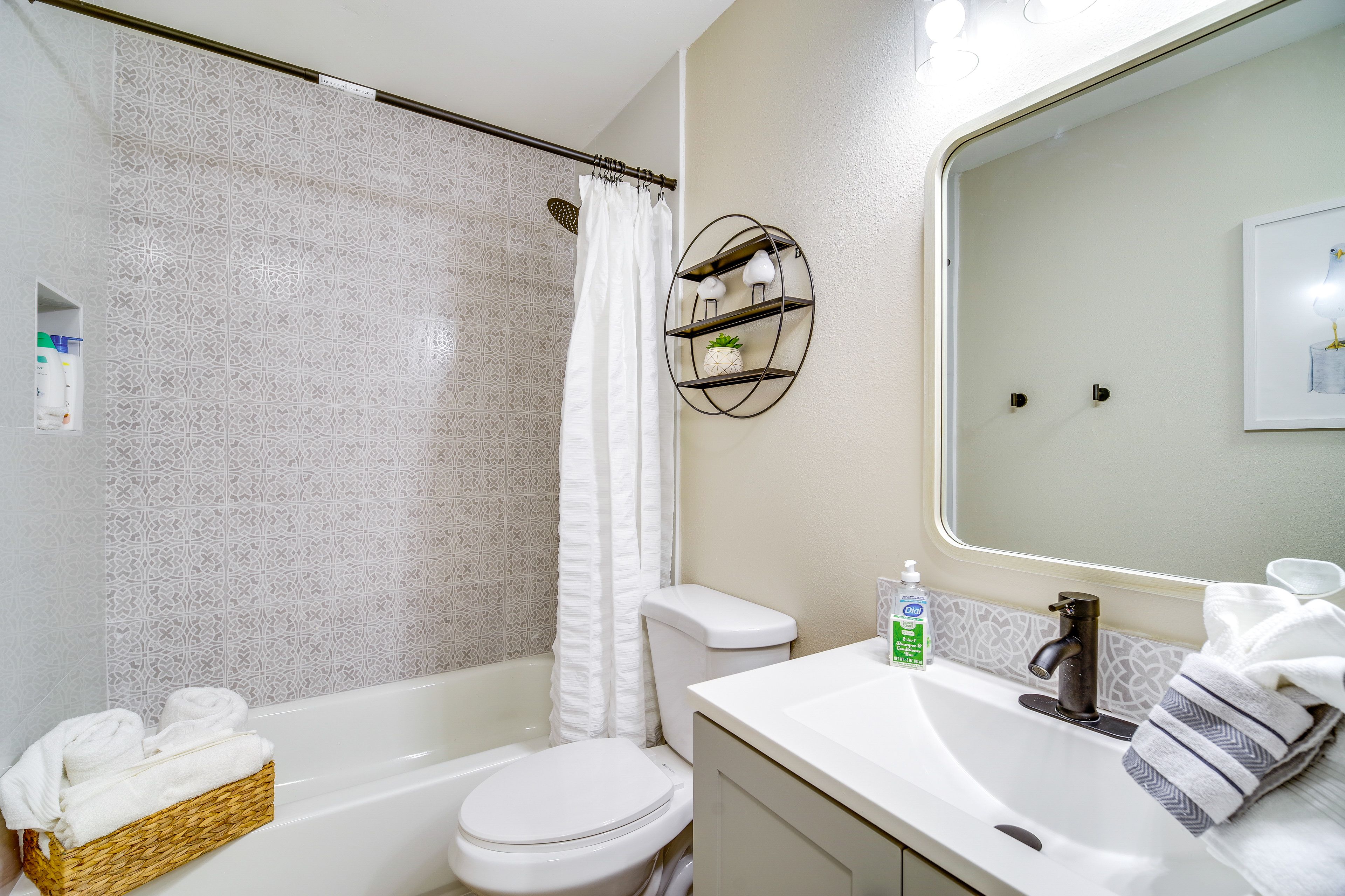 Full Bathroom | Complimentary Toiletries