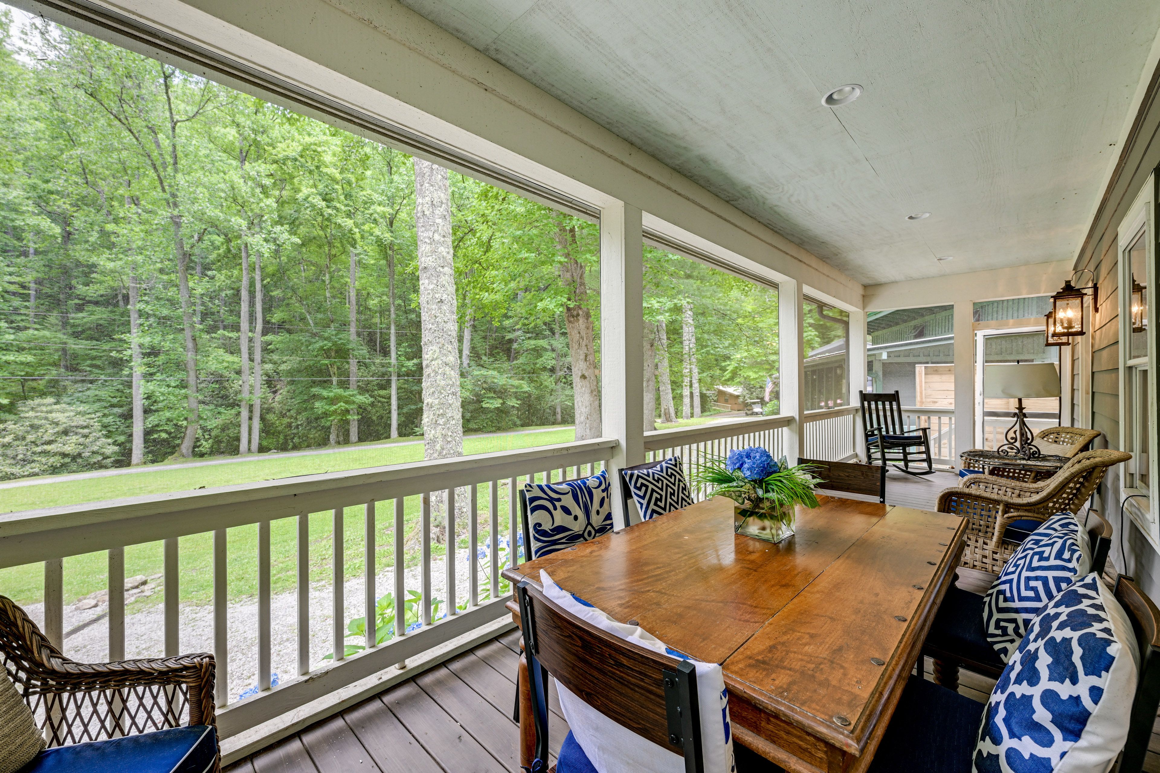 Screened Porch | Outdoor Dining & Seating