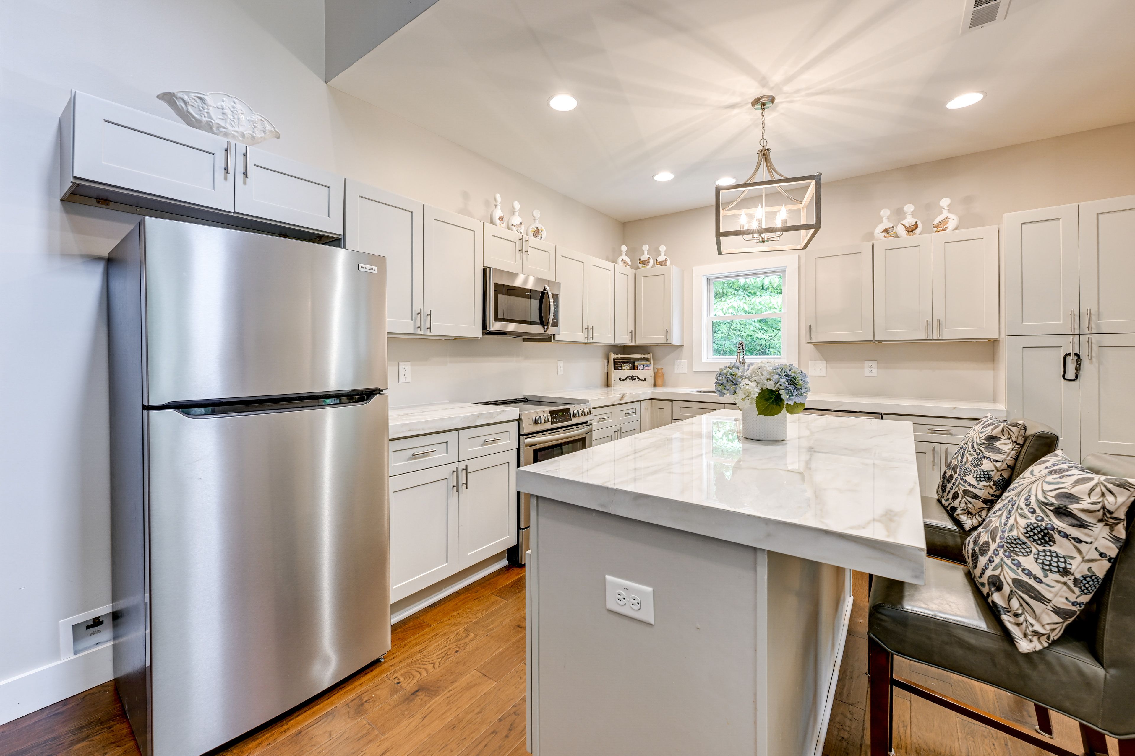 Kitchen | Breakfast Bar | Dishware & Flatware Provided | 1st Floor