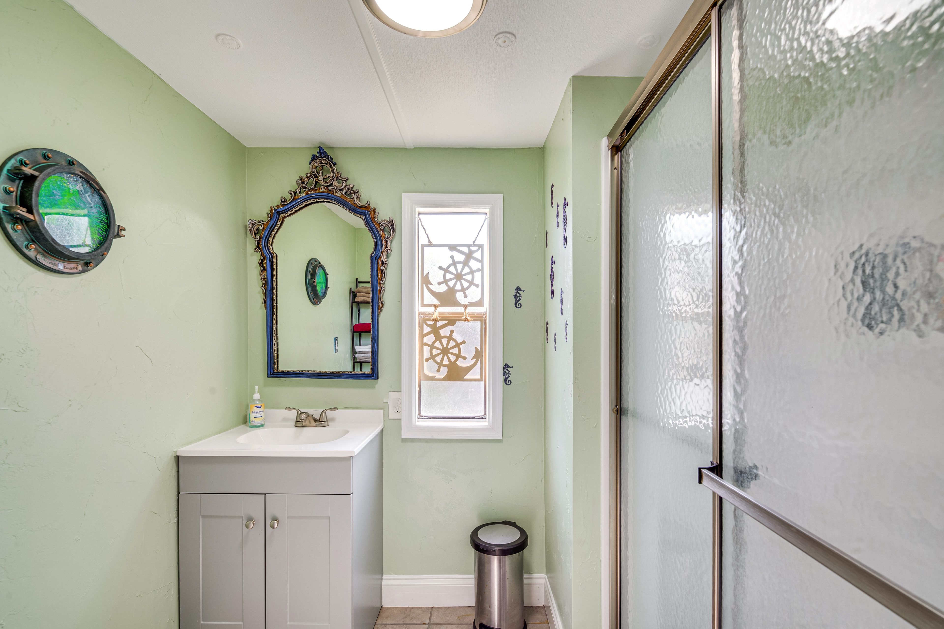 Full Bathroom | Towels Provided | Complimentary Toiletries