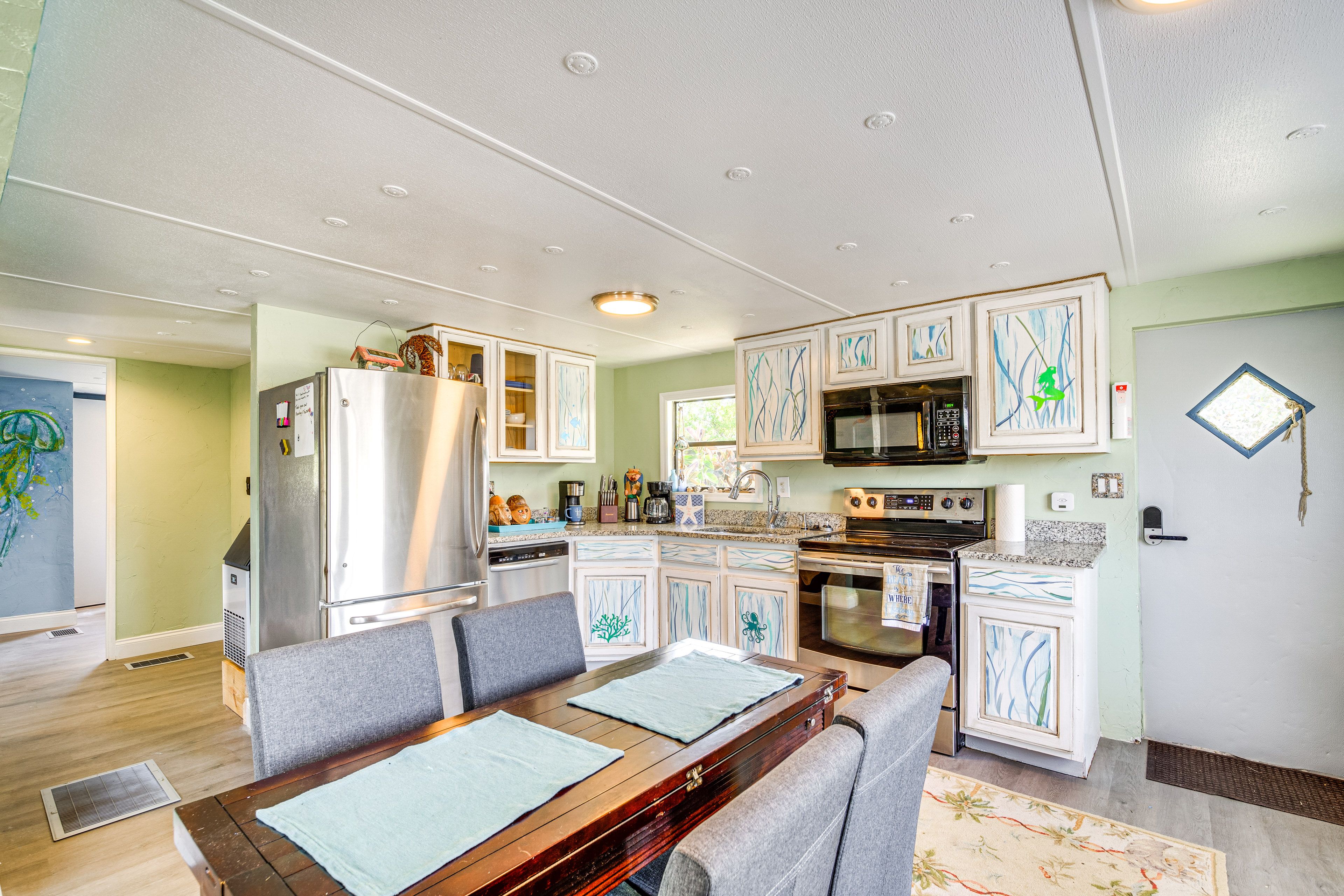 Dining Room | Dishware & Flatware Provided