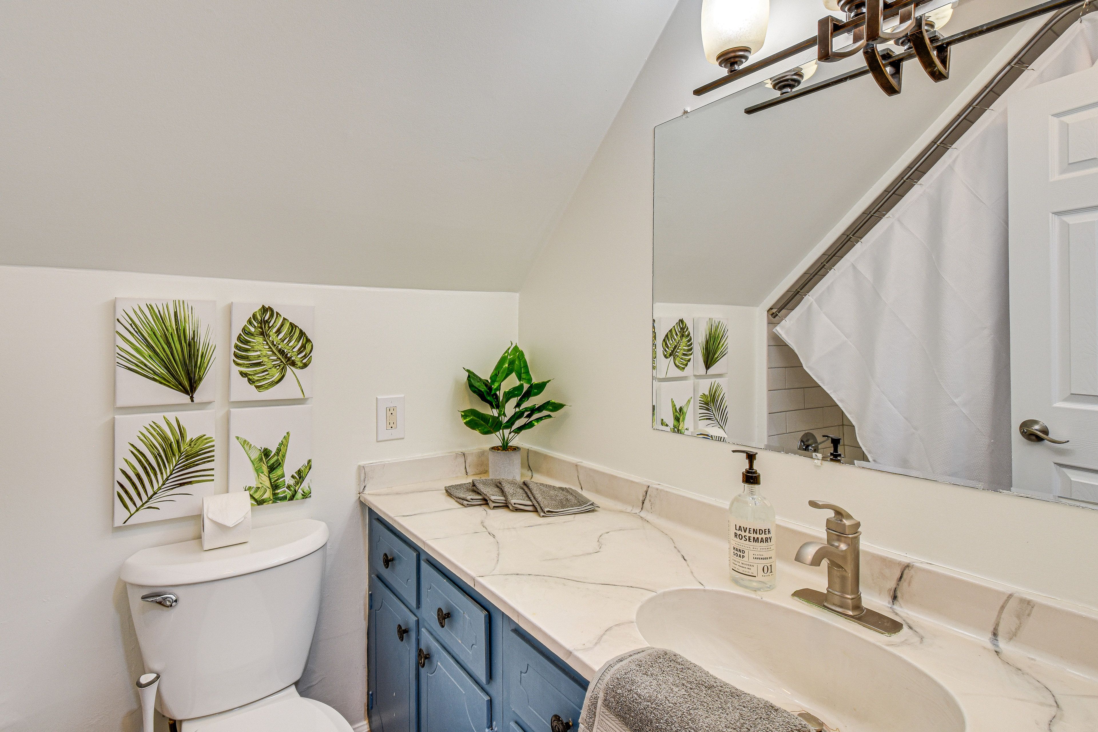 Full Bathroom | Upper Level