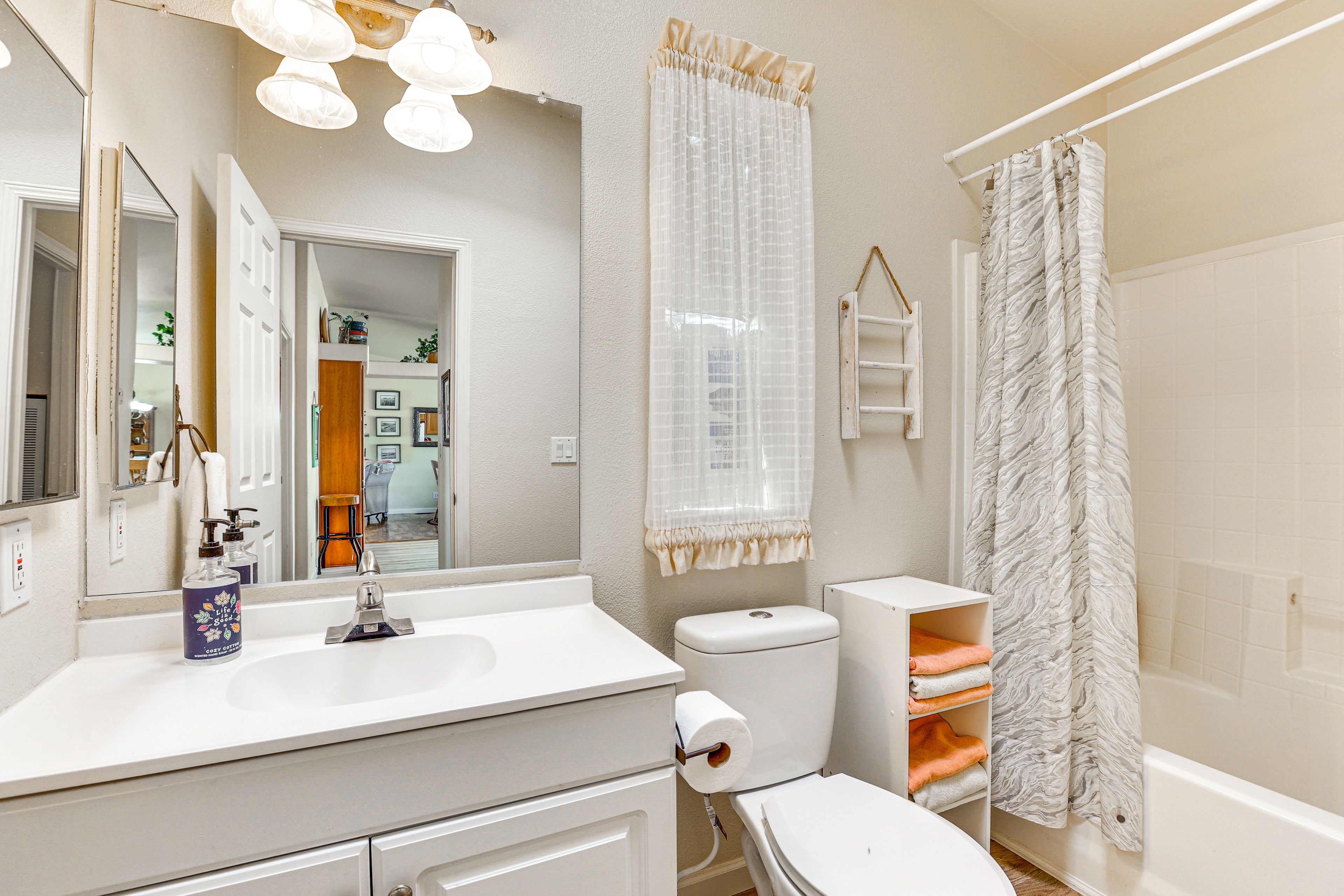 Full Bathroom | Towels Provided