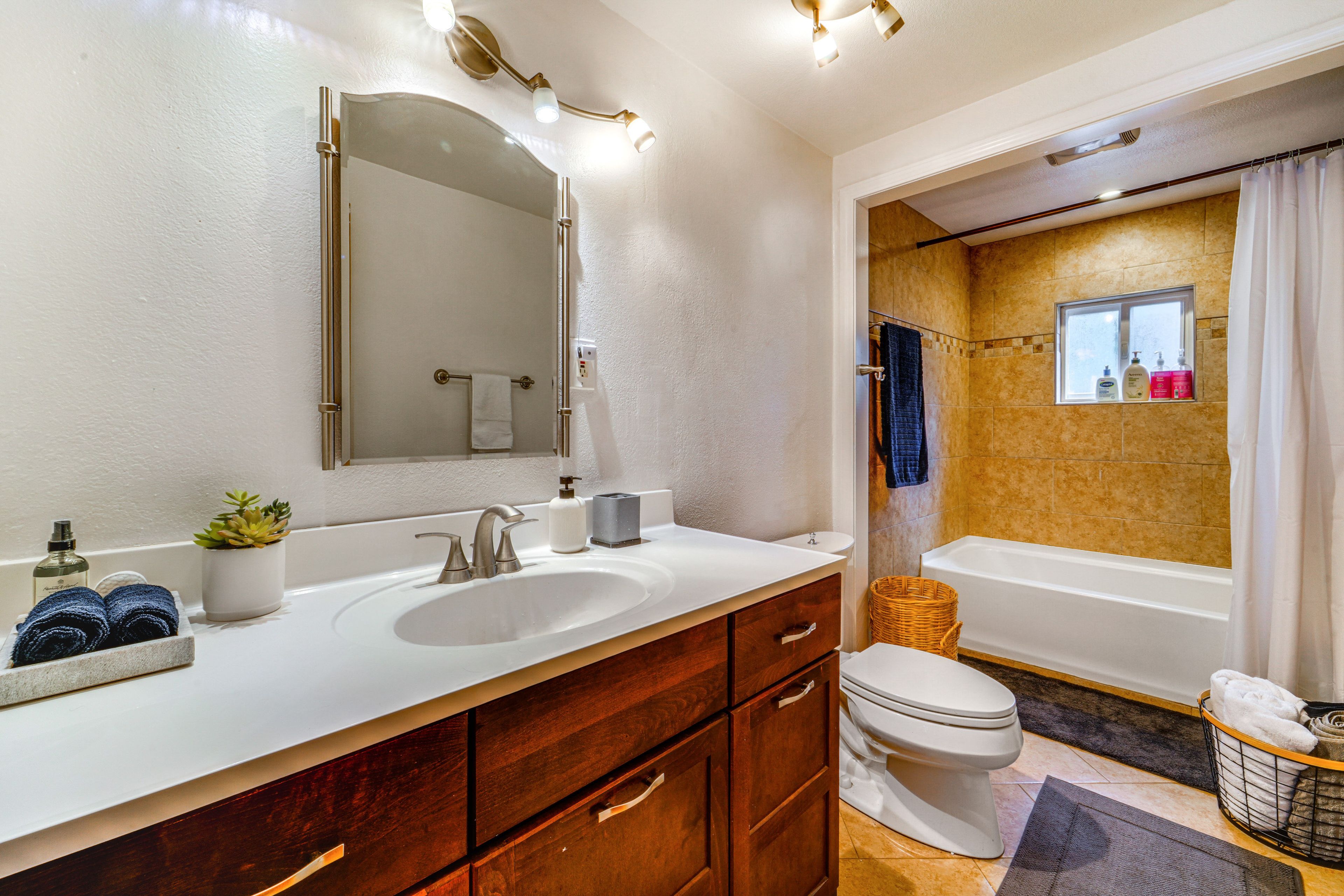Full Bathroom | Complimentary Toiletries | Towels Provided