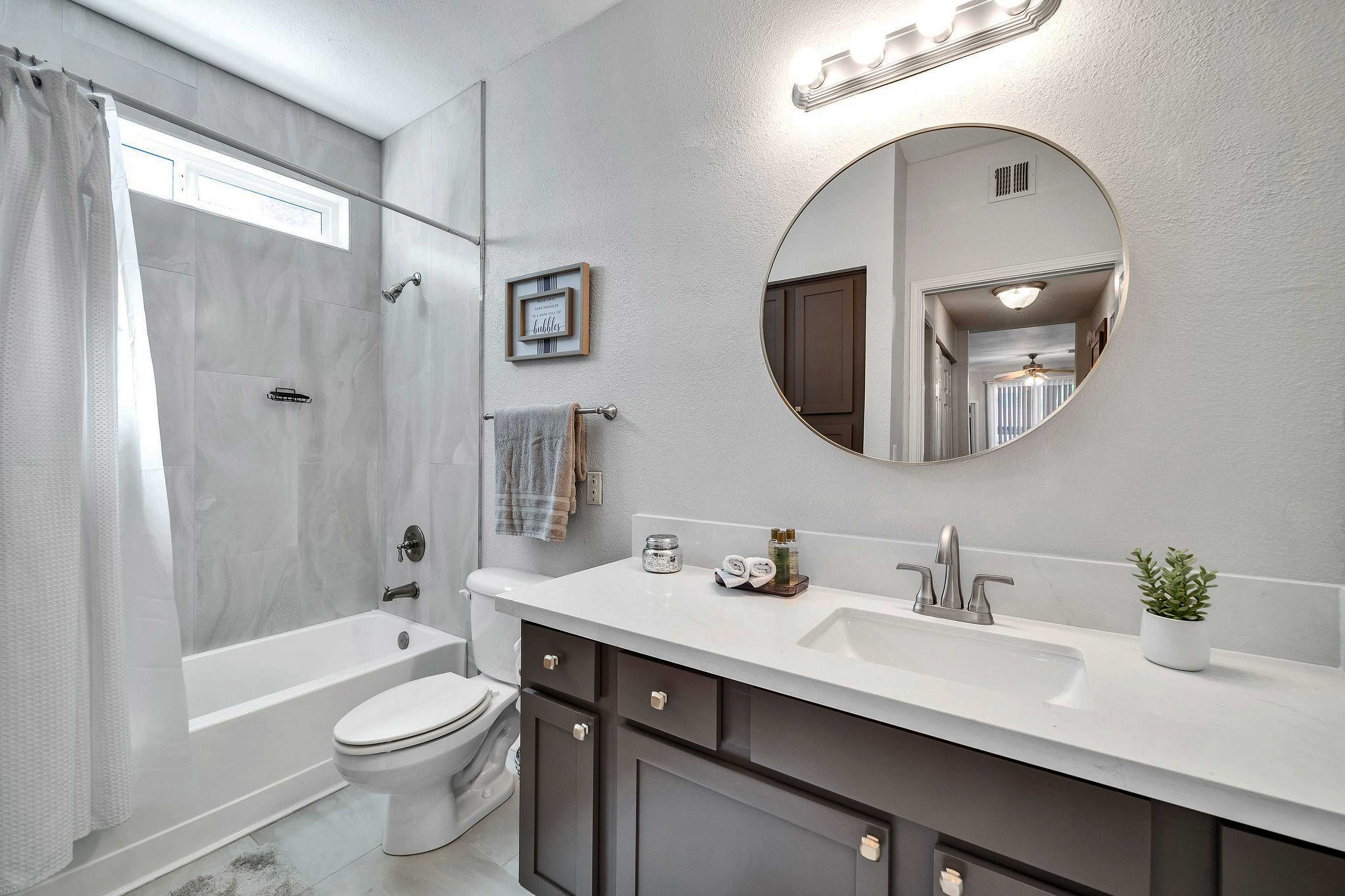Full Bathroom | Complimentary Toiletries