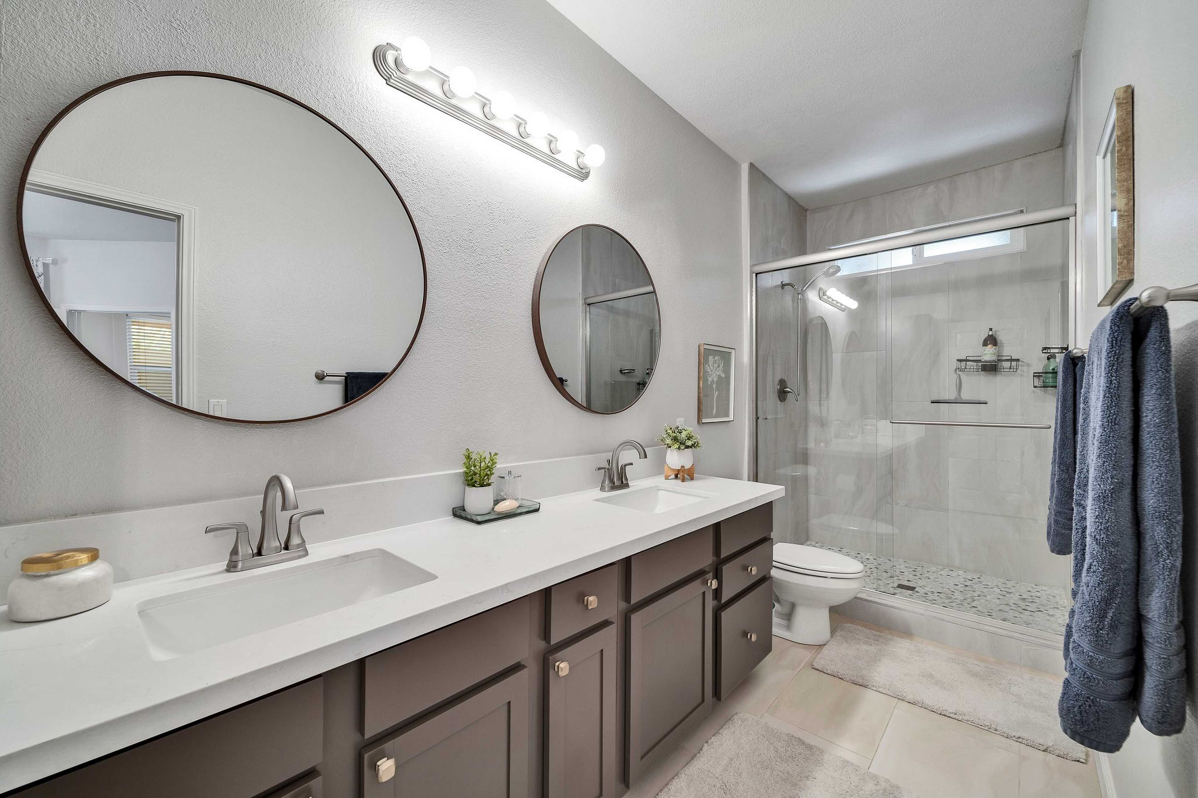 En-Suite Bathroom | Towels Provided