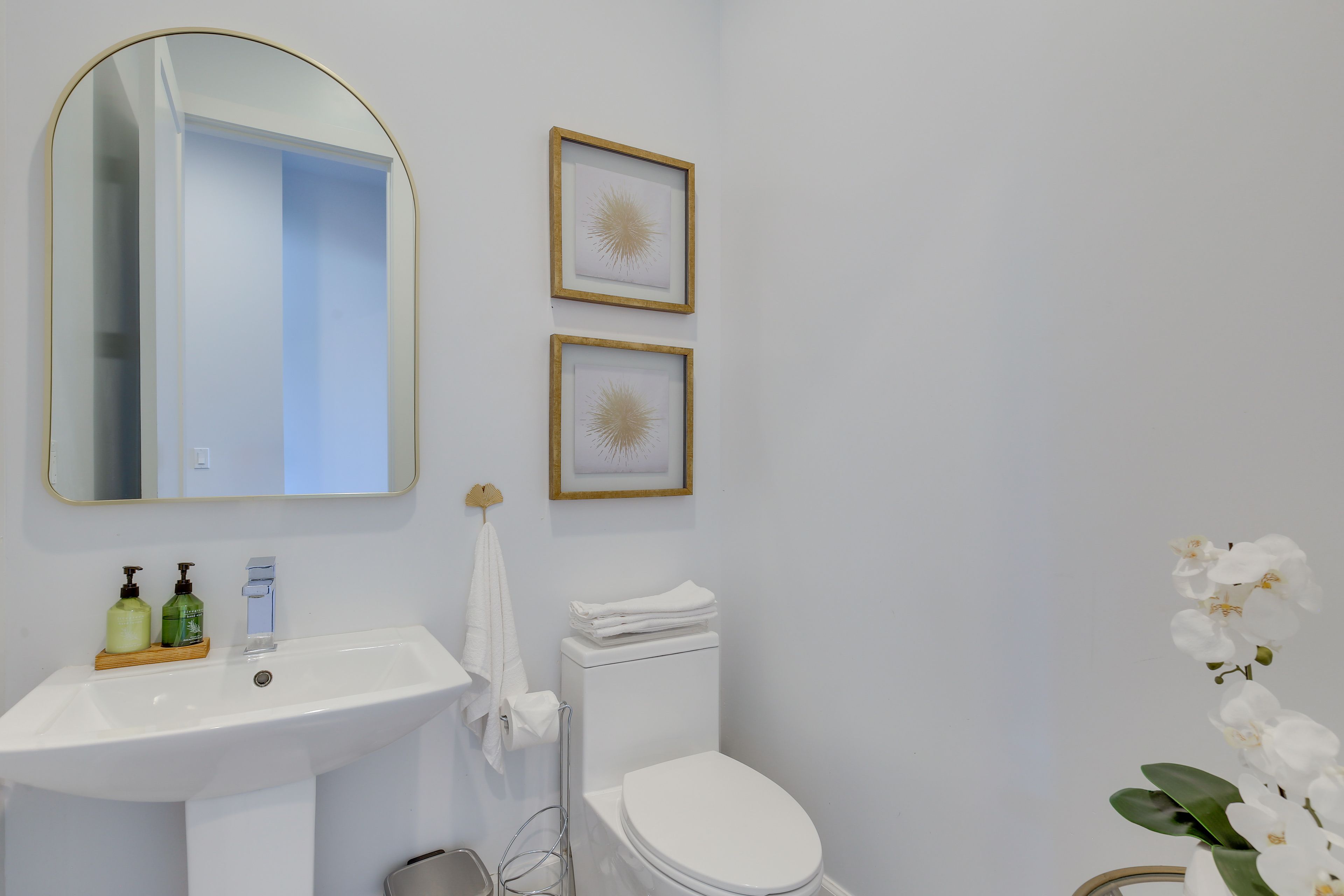 Half Bathroom | 1st Floor | Towels Provided
