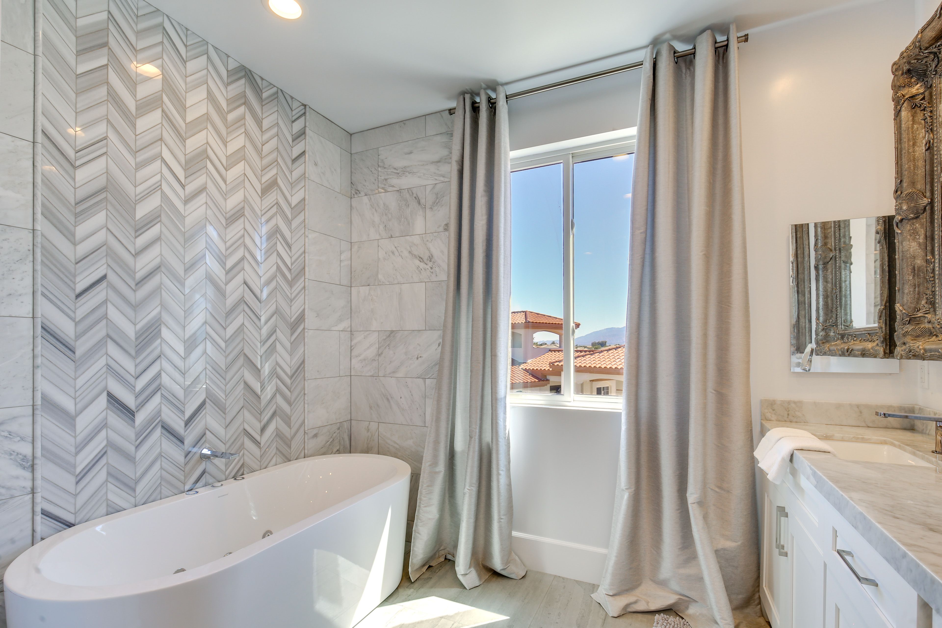 Full Bathroom | 2nd Floor | Jetted Tub | Complimentary Toiletries