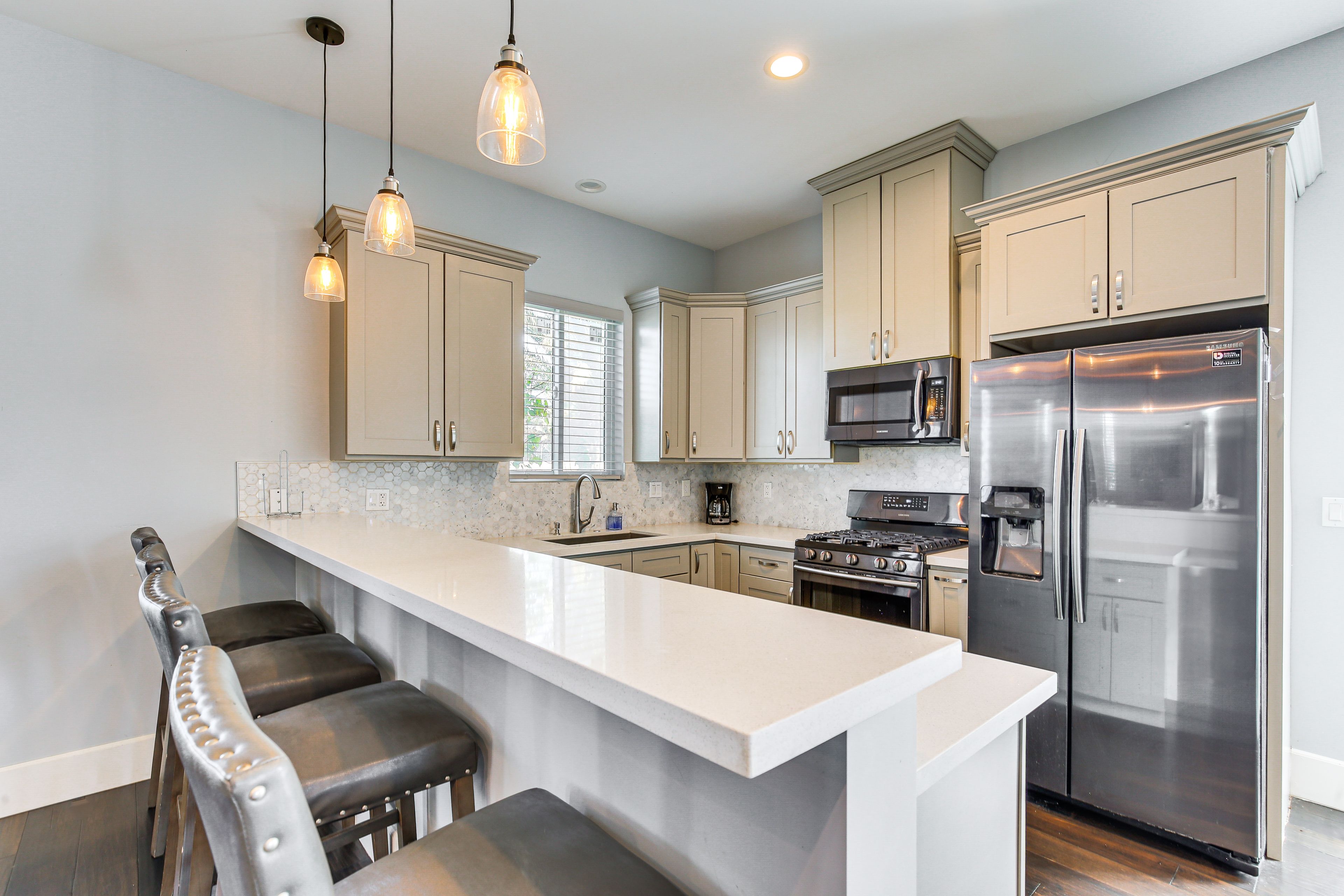 Kitchen (Casita) | Breakfast Bar | Stove/Oven