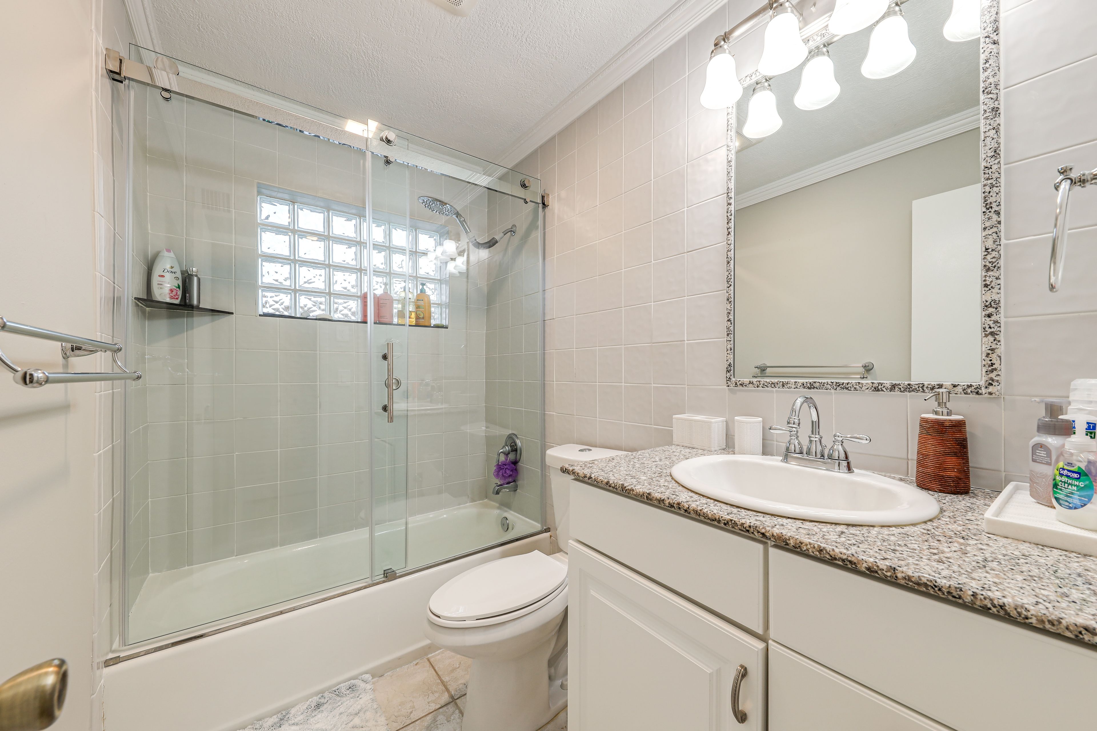 Full Bathroom | 1st Floor | Towels Provided