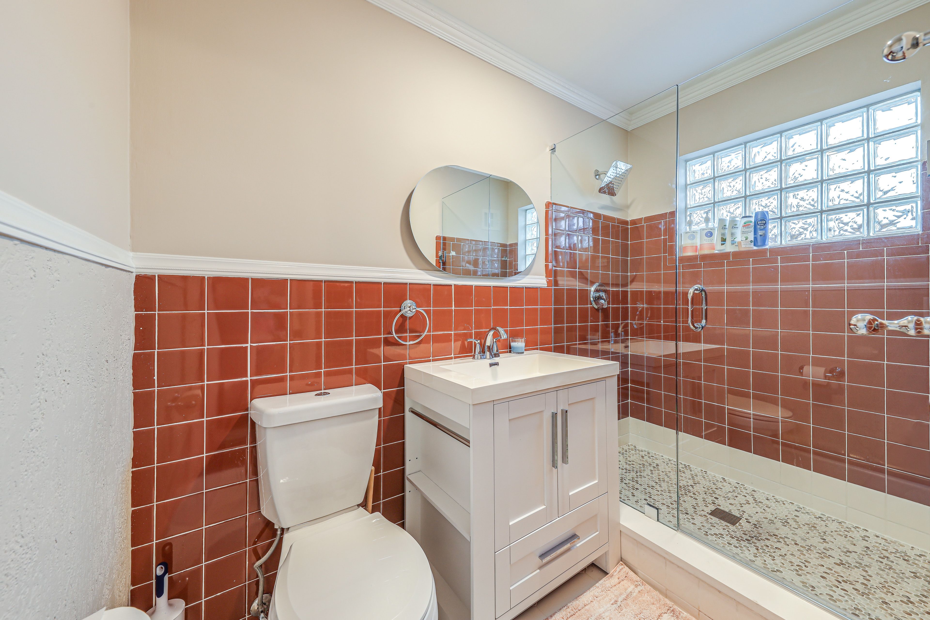Full Bathroom | 1st Floor | Complimentary Toiletries