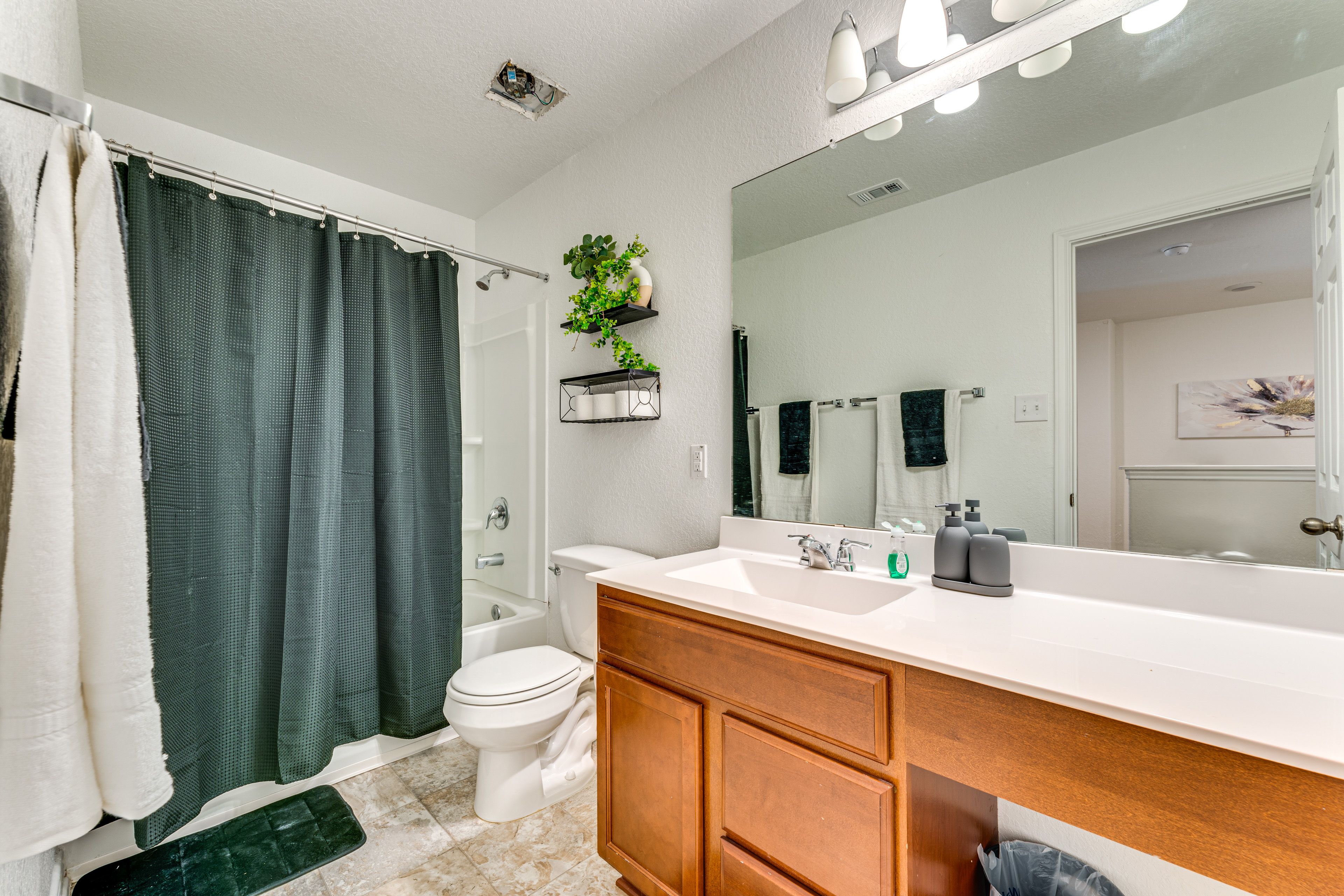 Full Bathroom | Towels Provided | 2nd Floor