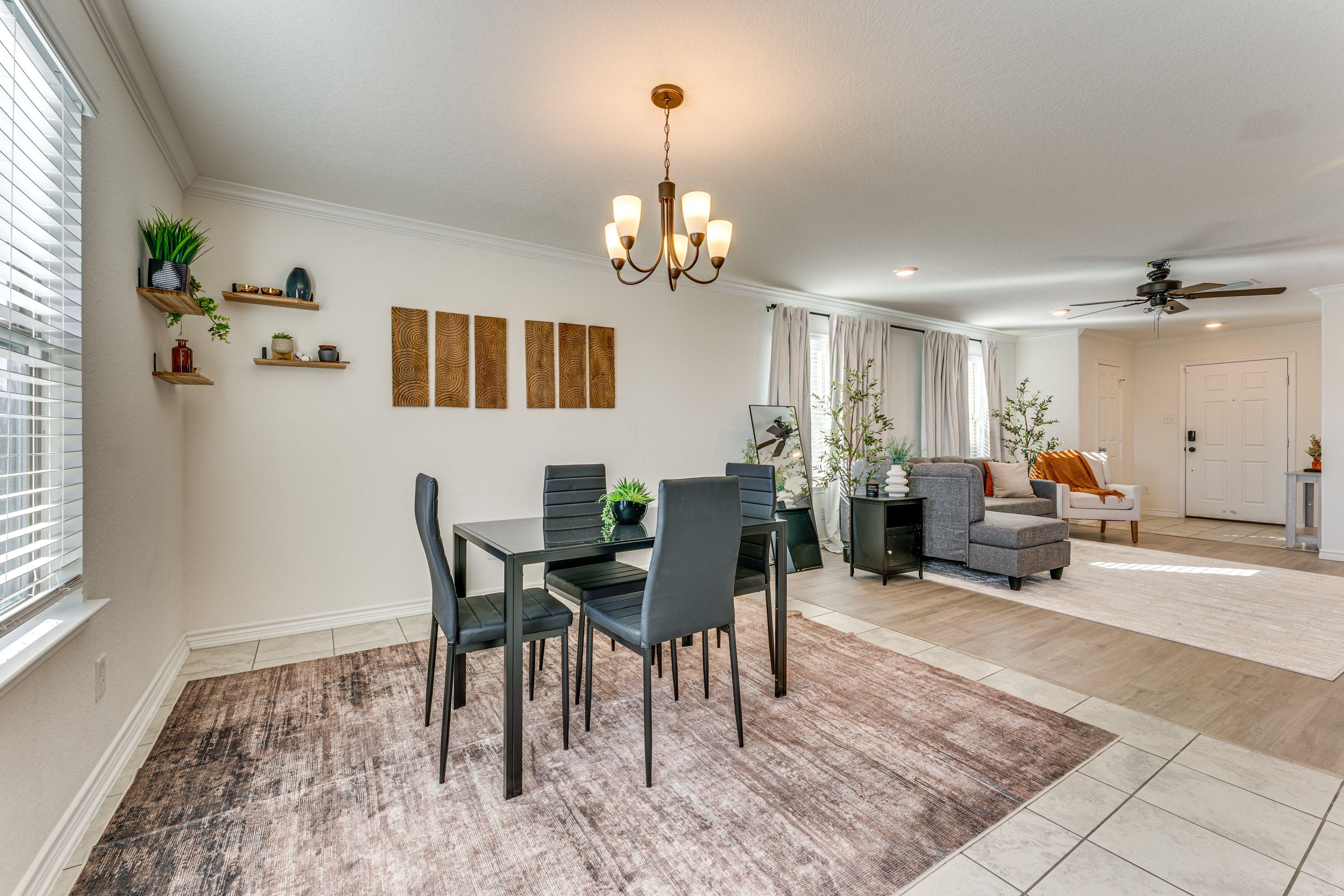 Dining Area | Dishware/Flatware Provided | 1st Floor