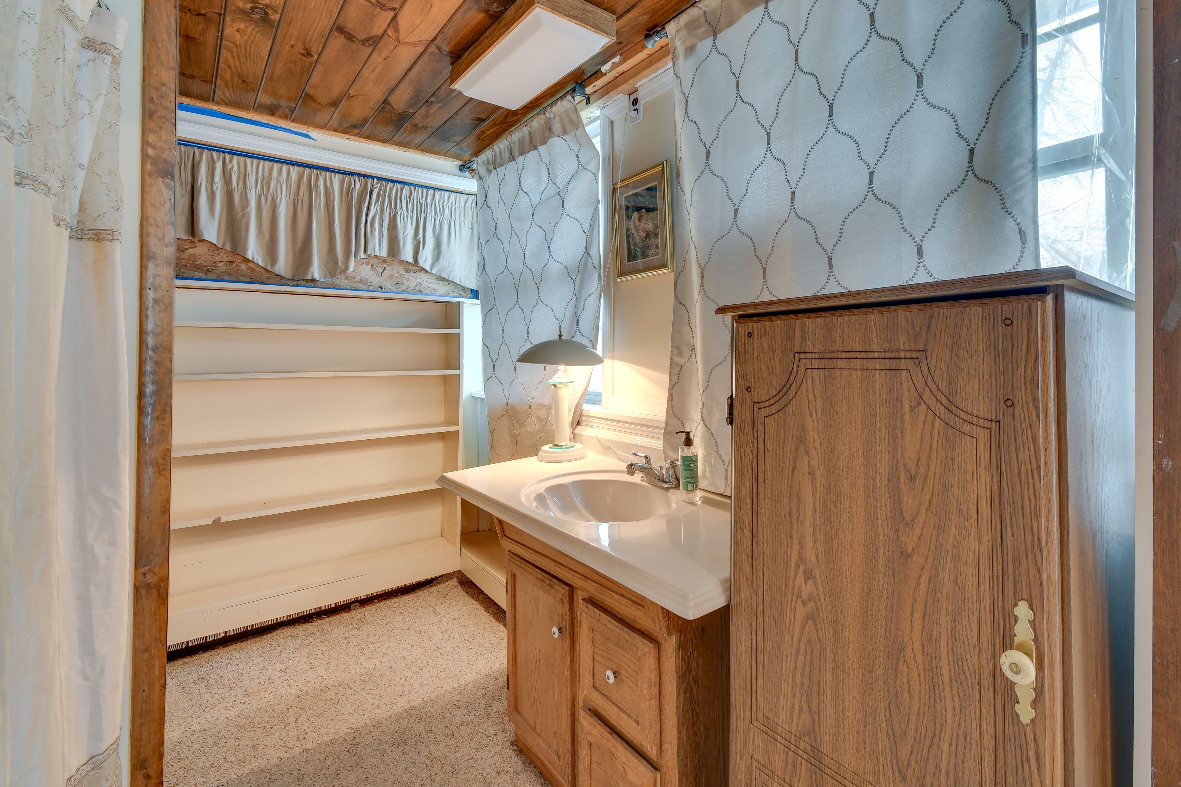 Full Bathroom | Towels Provided | Complimentary Toiletries