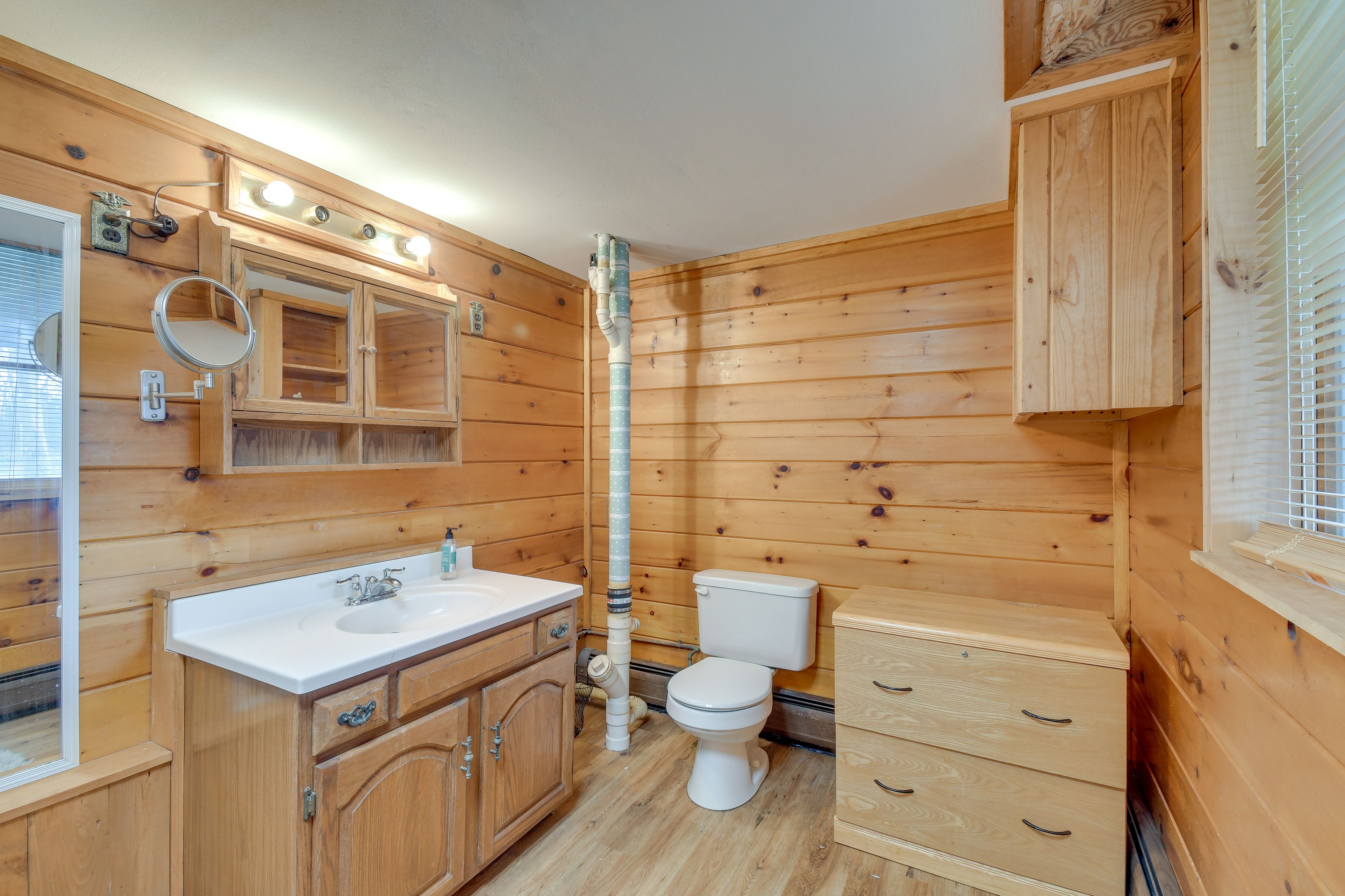 Full Bathroom | Towels Provided