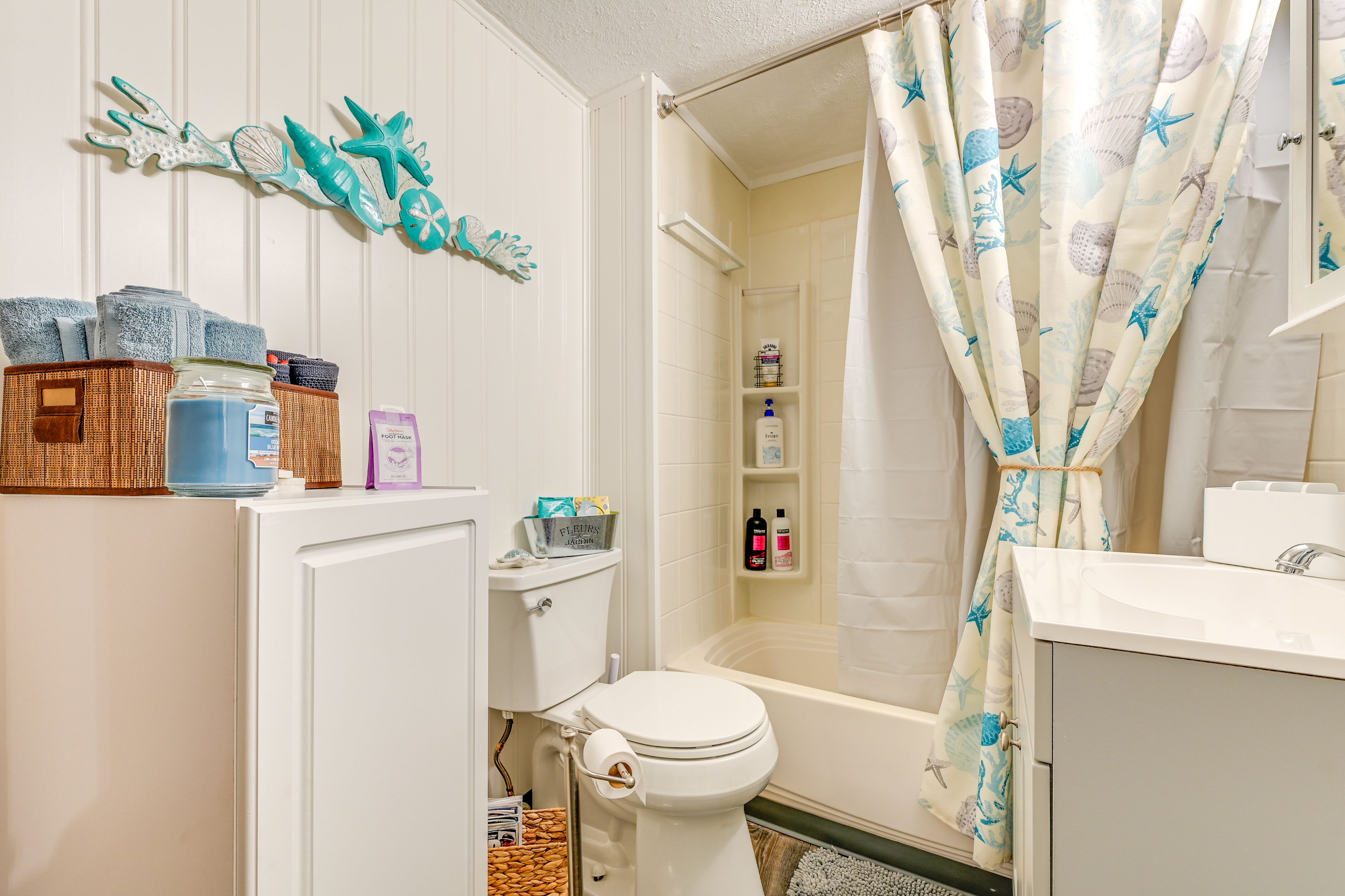 Full Bathroom | Towels Provided