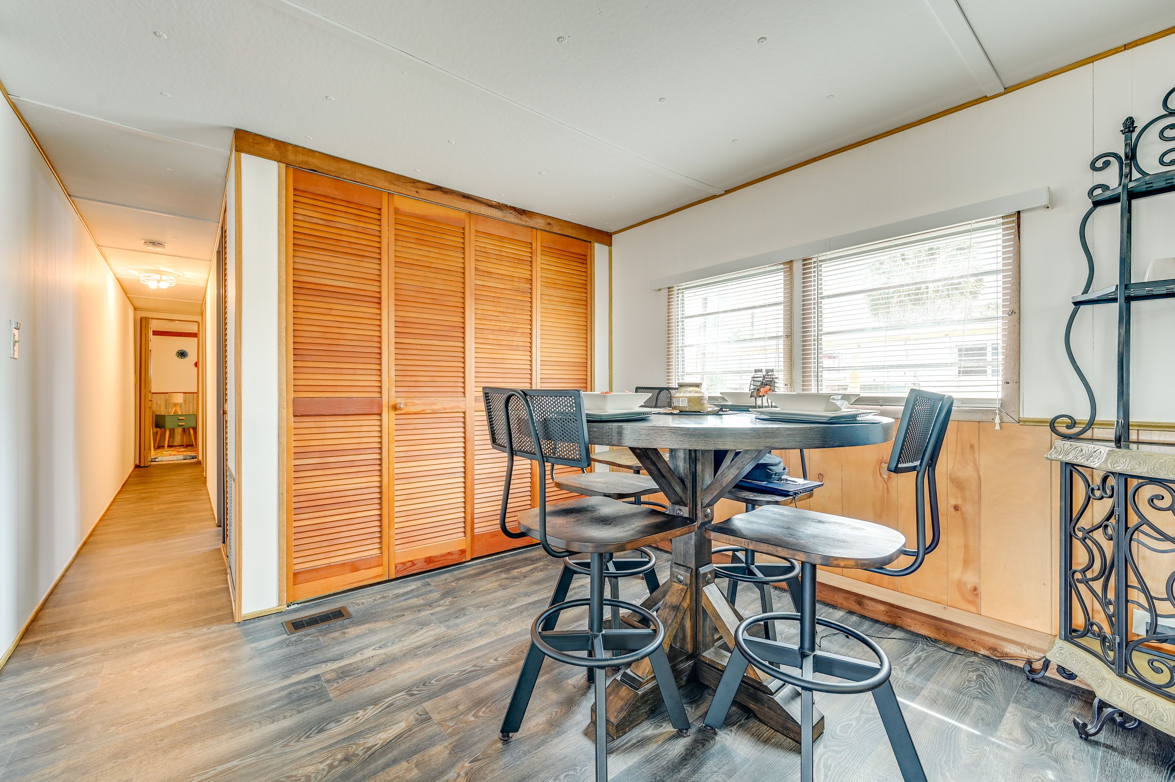 Dining Area | Dishware/Flatware Provided | Central Air Conditioning/Heat