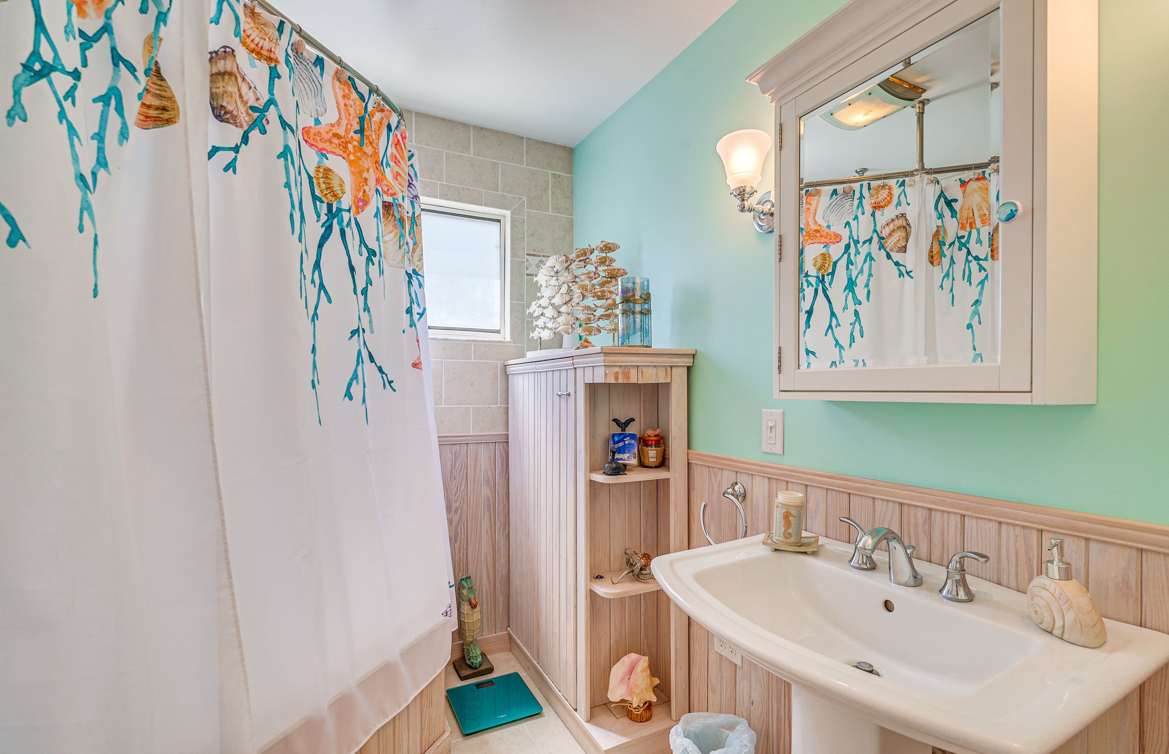 Full Bathroom | Complimentary Toiletries | 2nd Floor