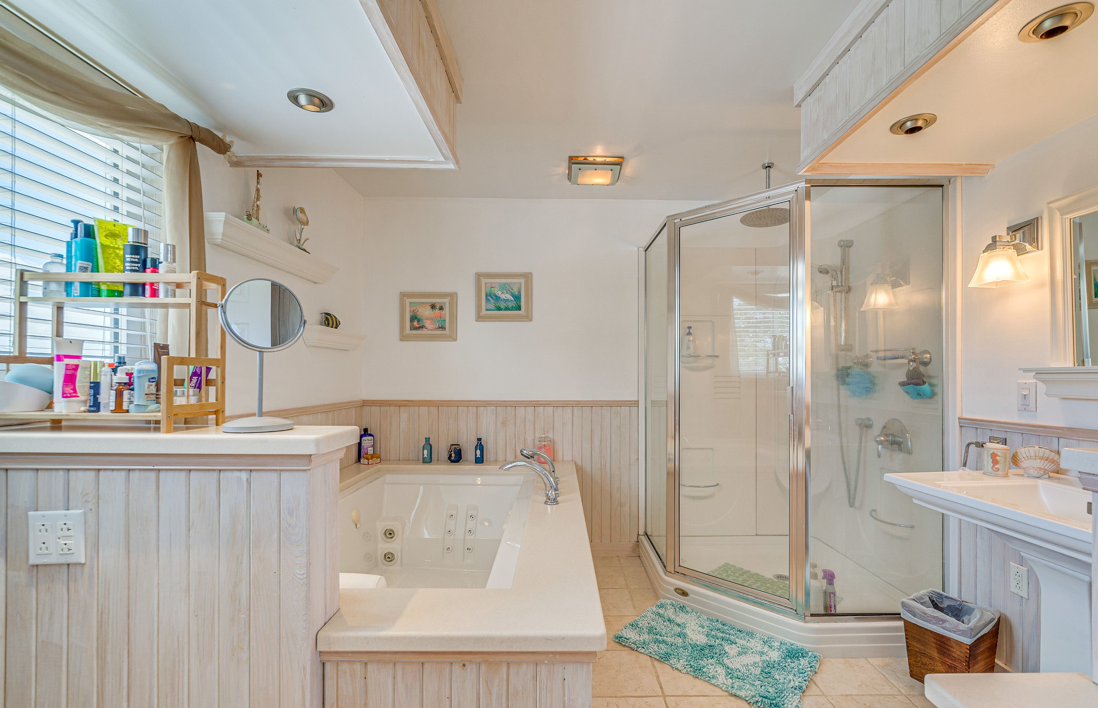 En-Suite Bathroom | Jetted Tub | 2nd Floor
