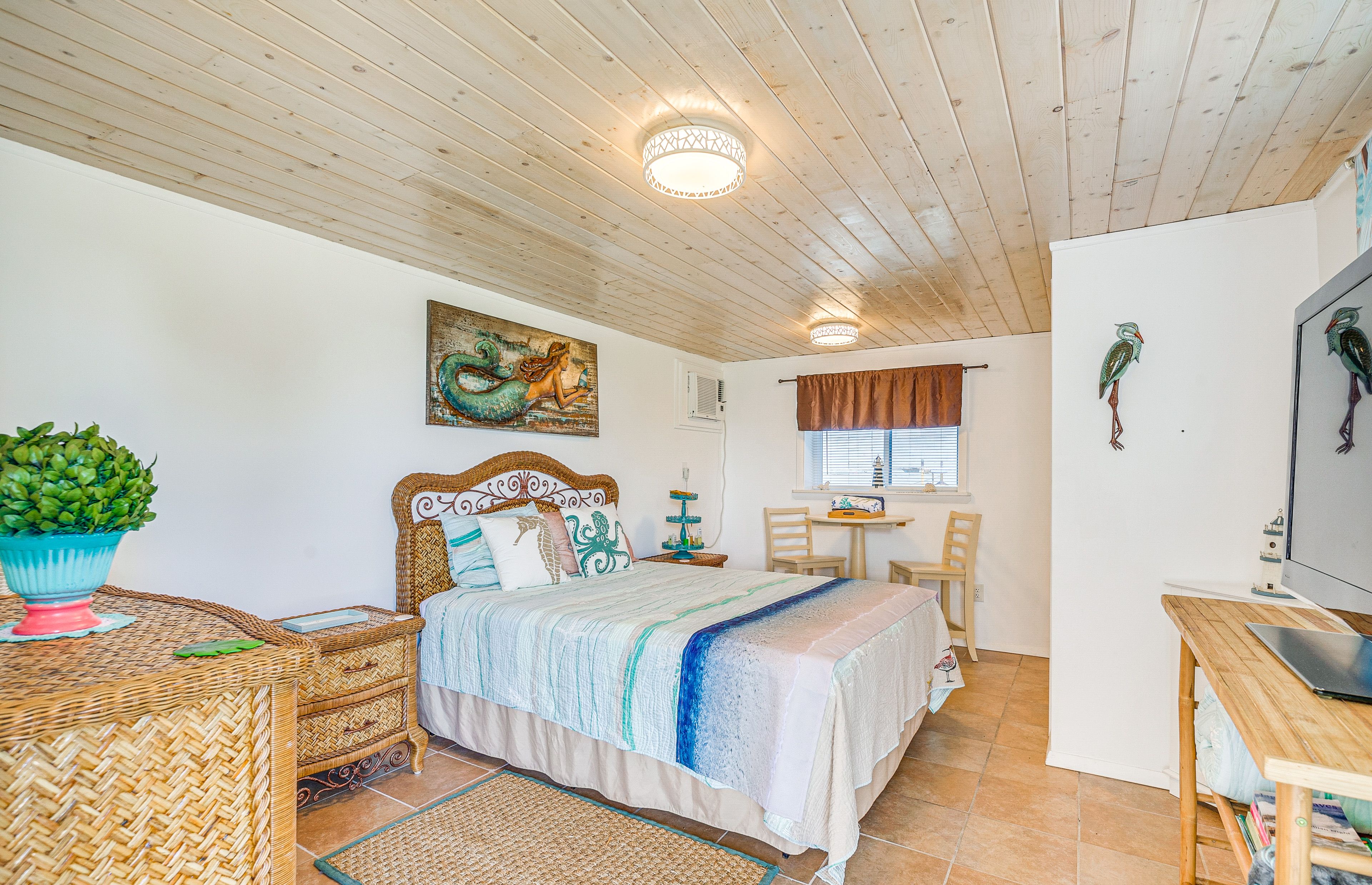 Bedroom 3 | Queen Bed | Flat-Screen TV | 1st Floor