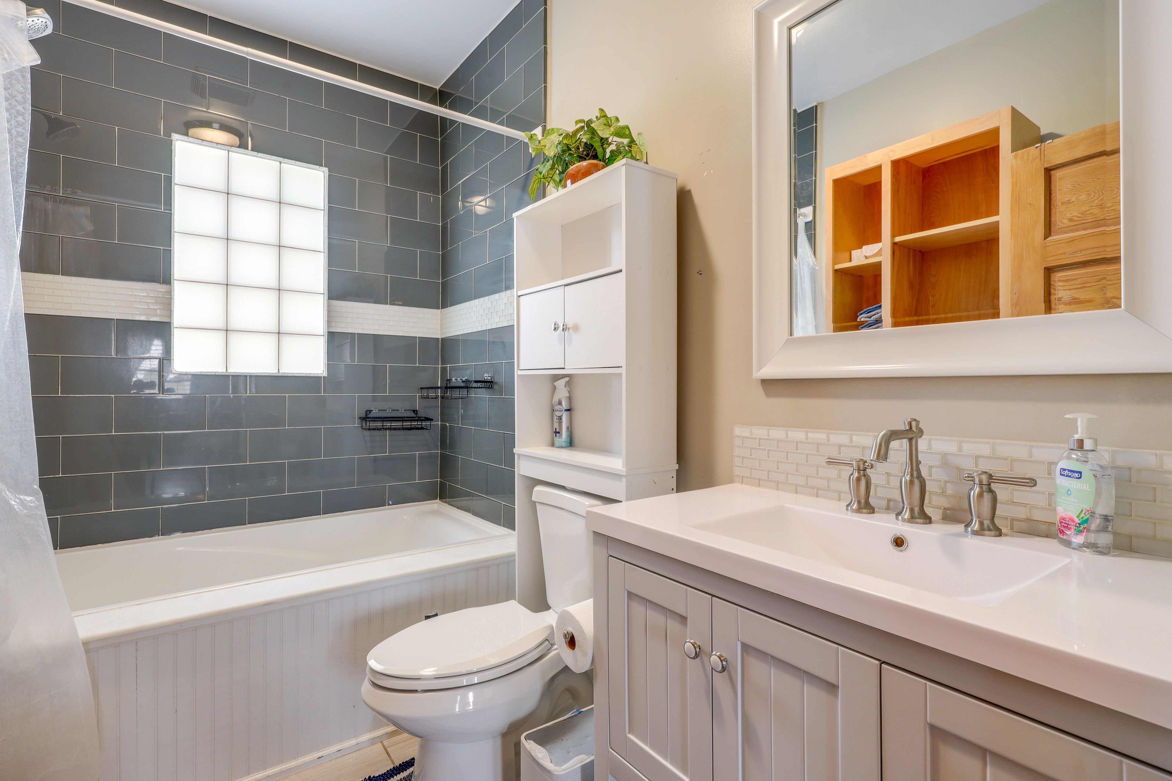 Full Bathroom | Towels Provided | Complimentary Toiletries