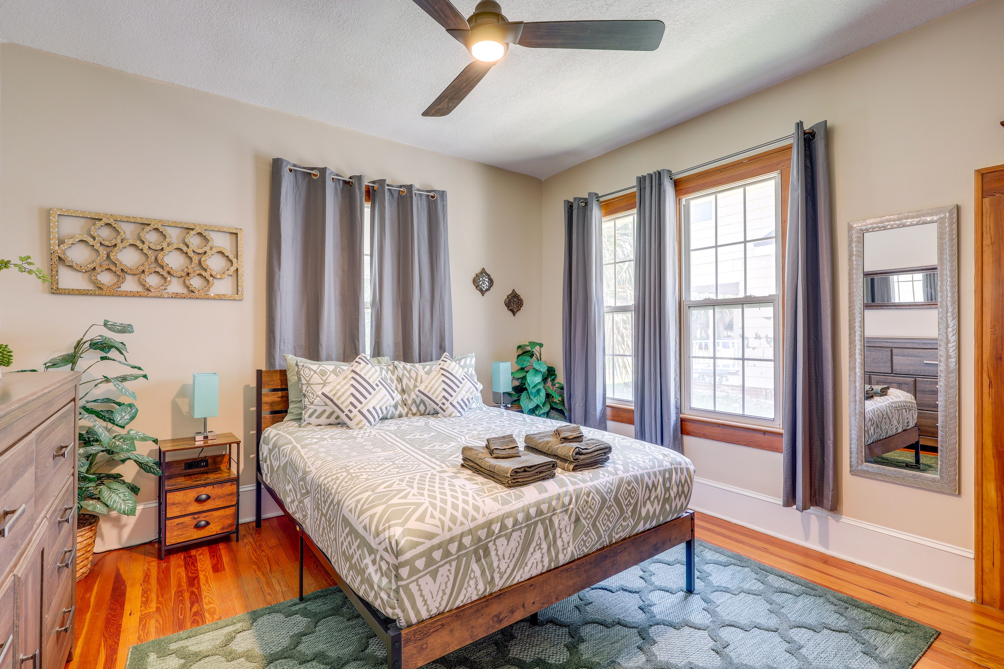 Bedroom 2 | Queen Bed