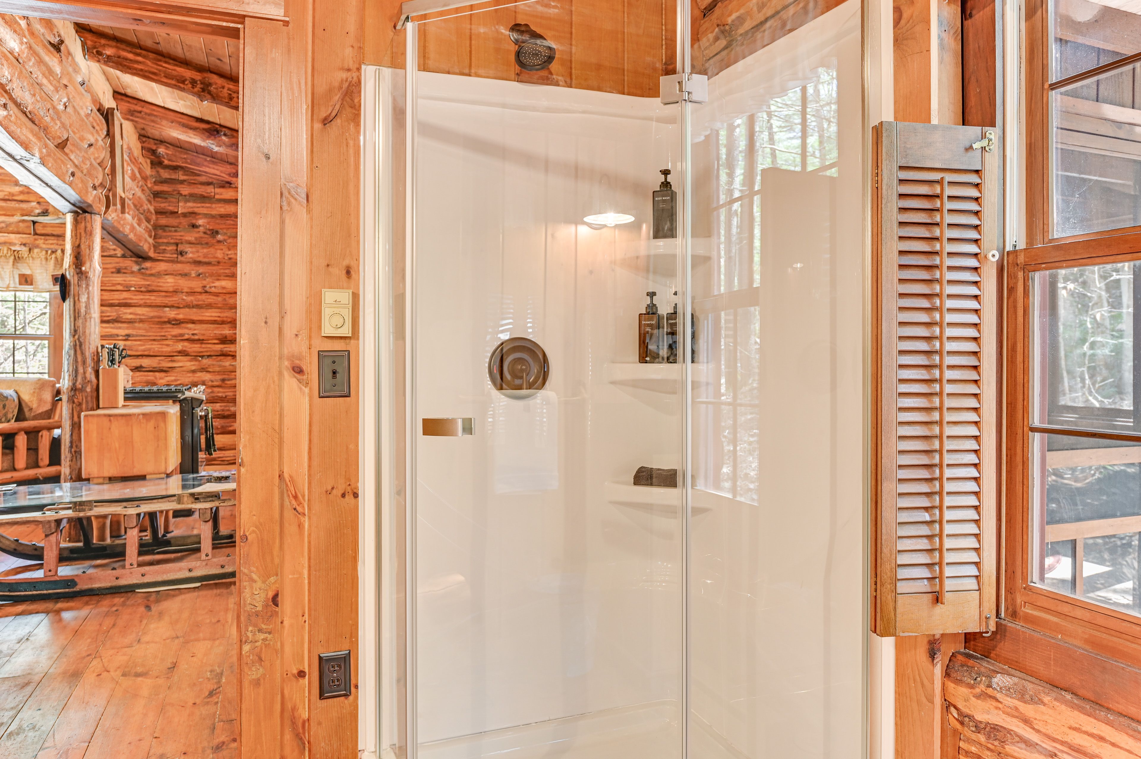 Full Bathroom | 1st Floor | Towels Provided | Complimentary Toiletries