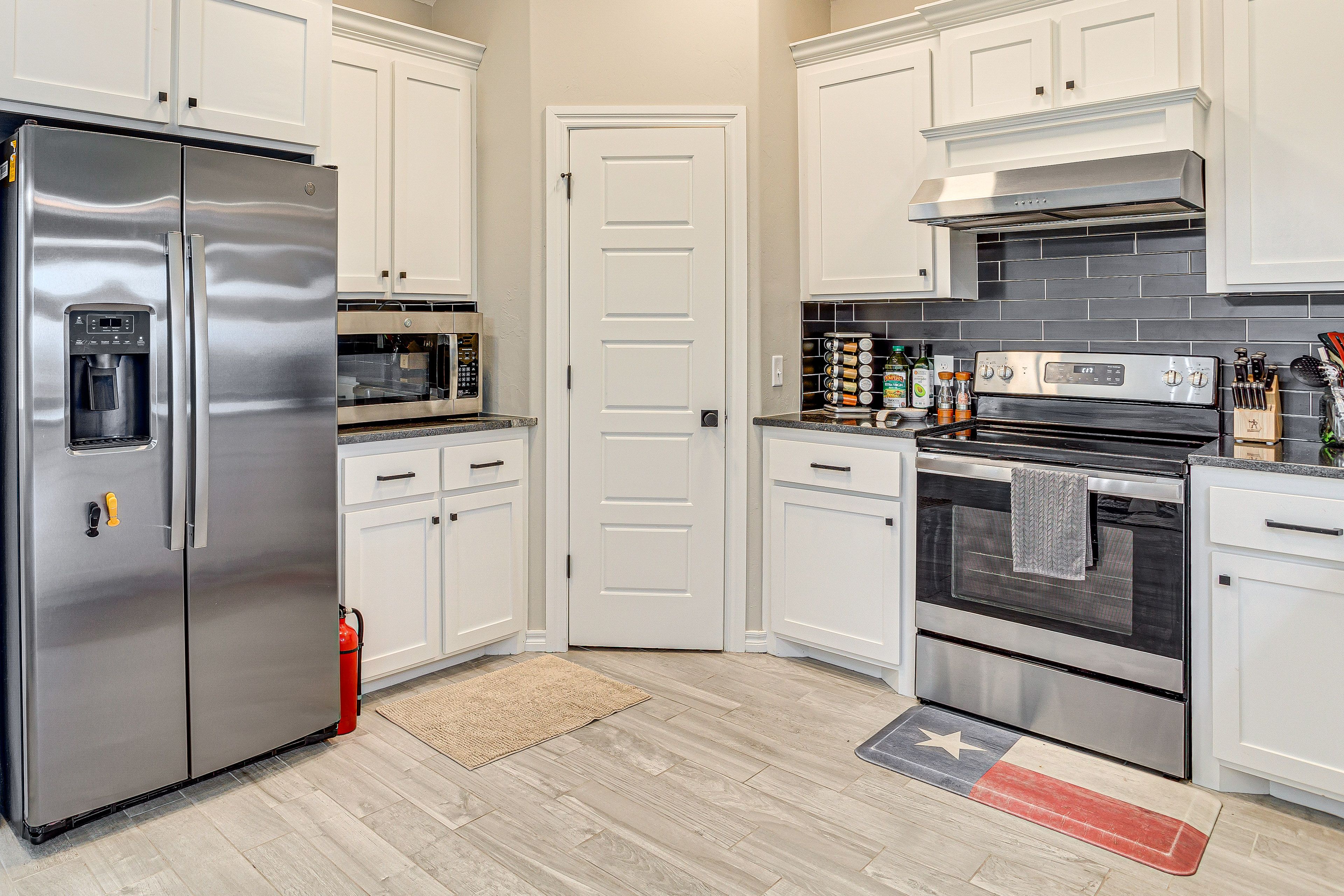 Kitchen | Stainless Steel Appliances w/ Dishwasher | Free WiFi