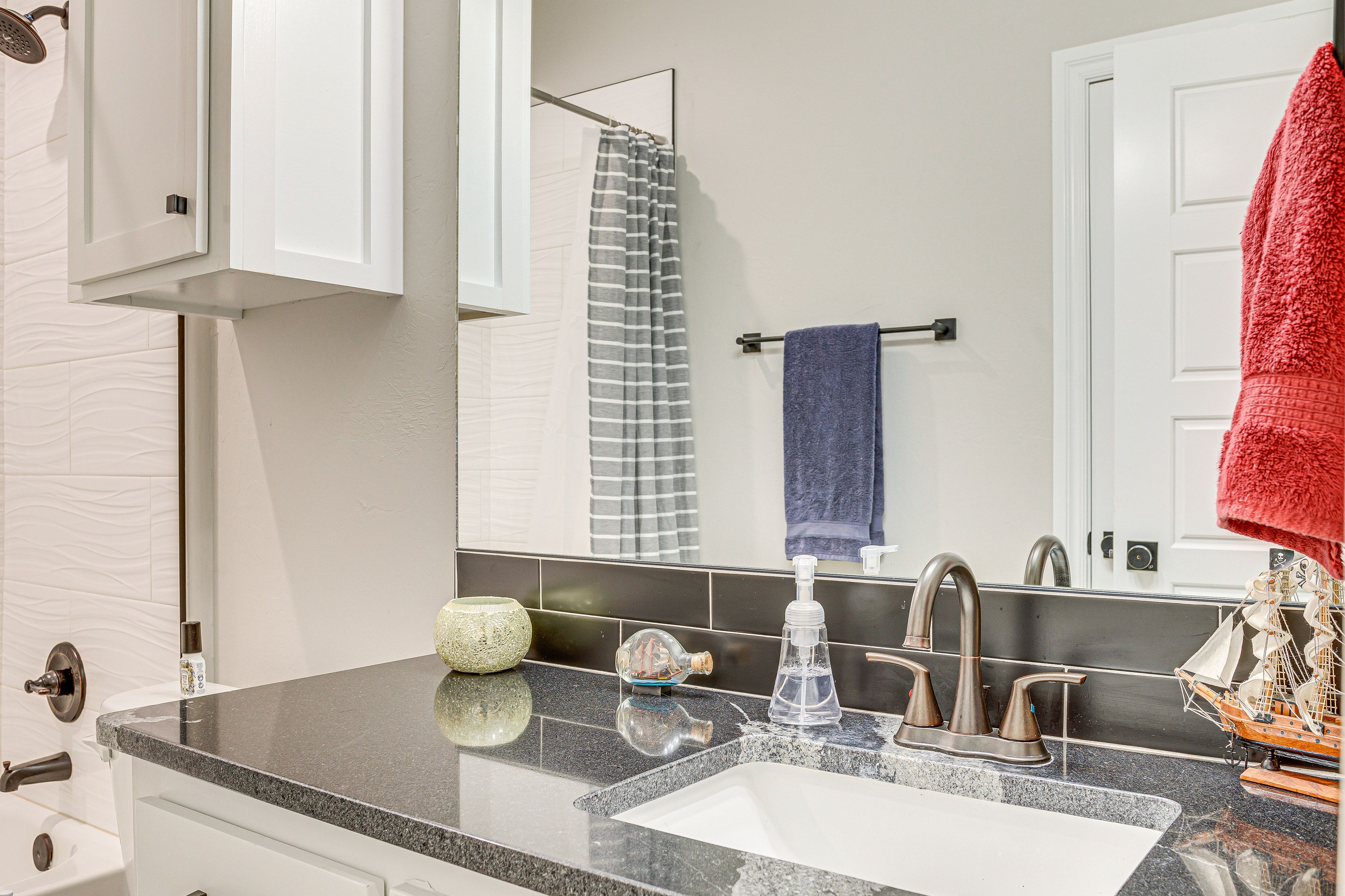 Full Bathroom | Shower/Tub Combo | Towels Provided