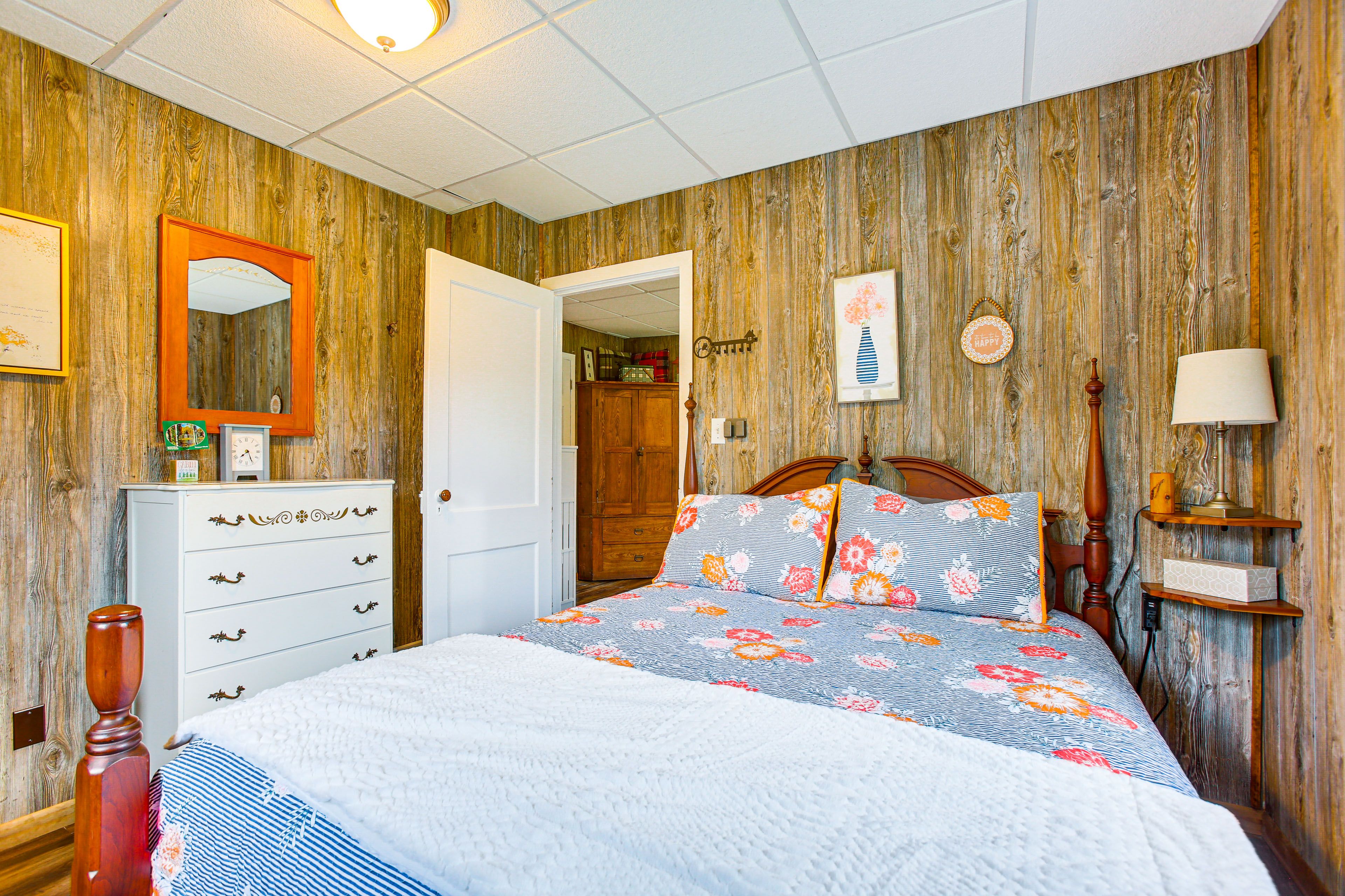 Bedroom 1 | Queen Bed