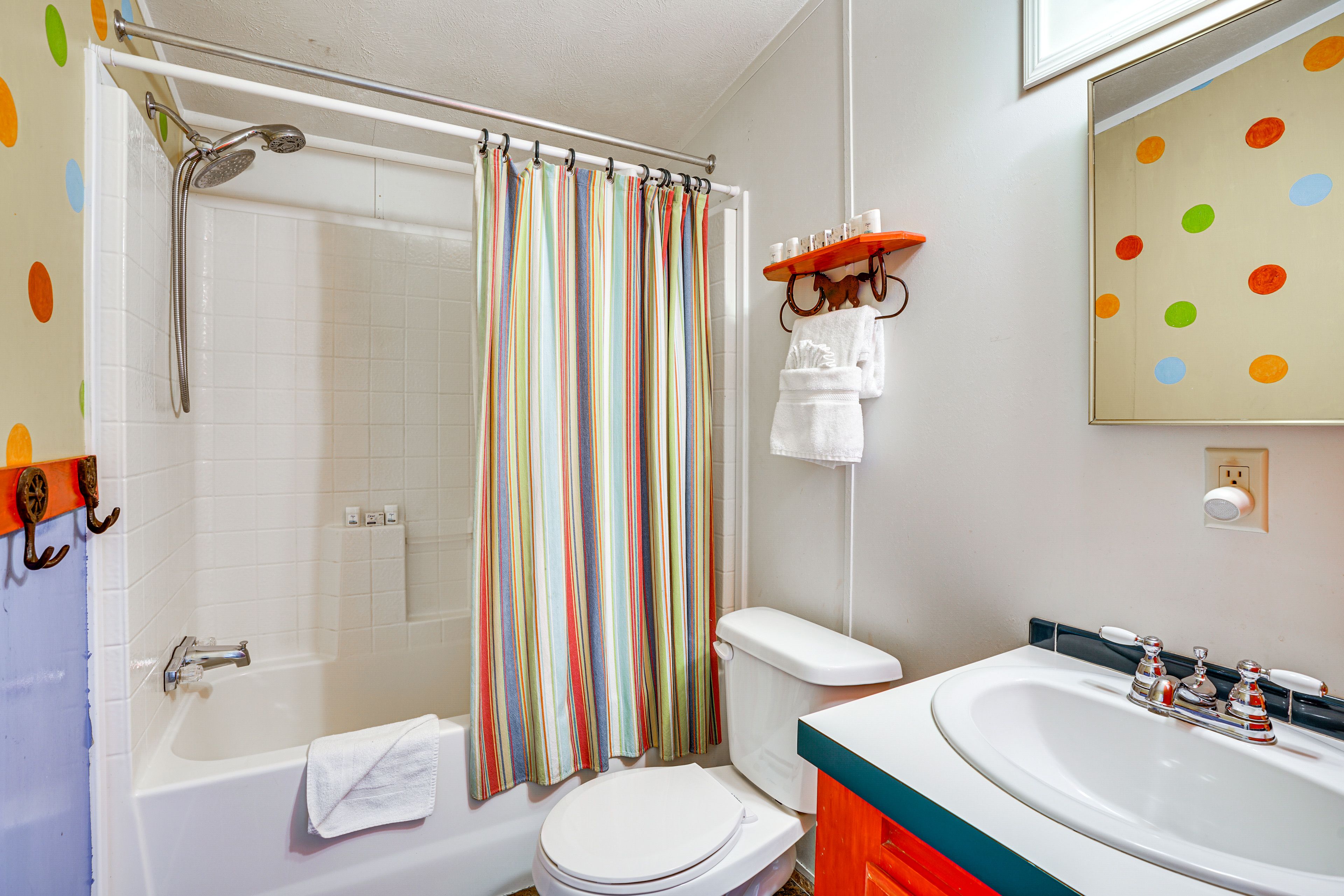 Full Bathroom | Towels Provided