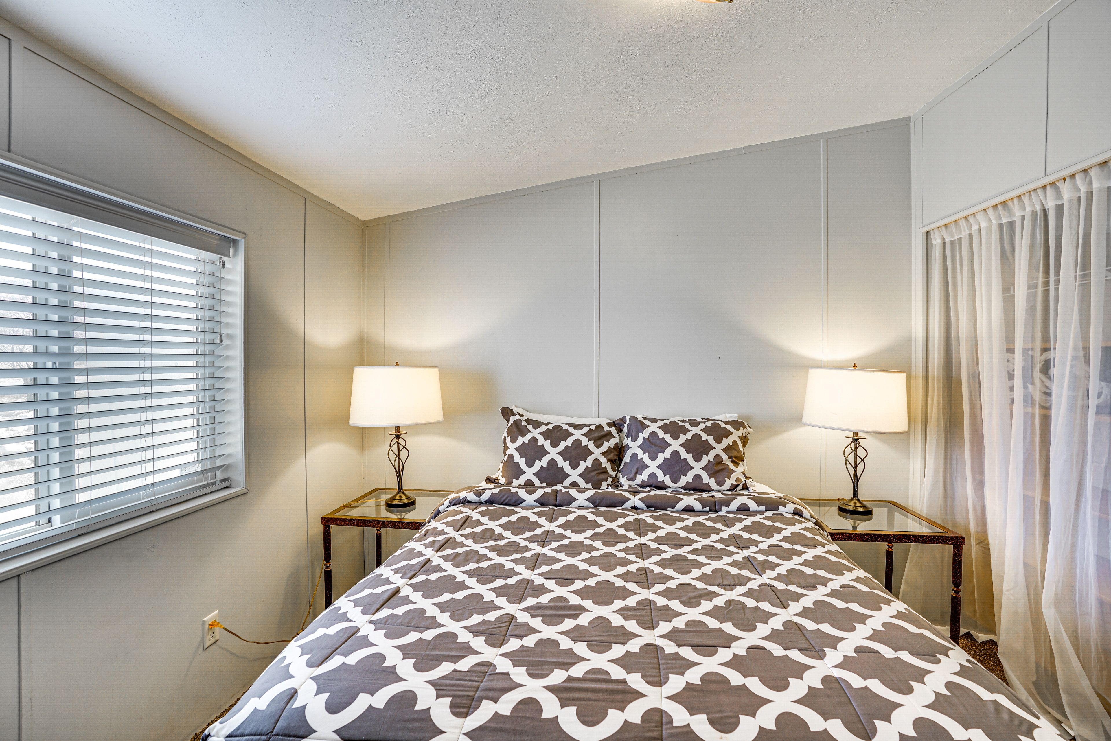 Bedroom 3 | Queen Bed