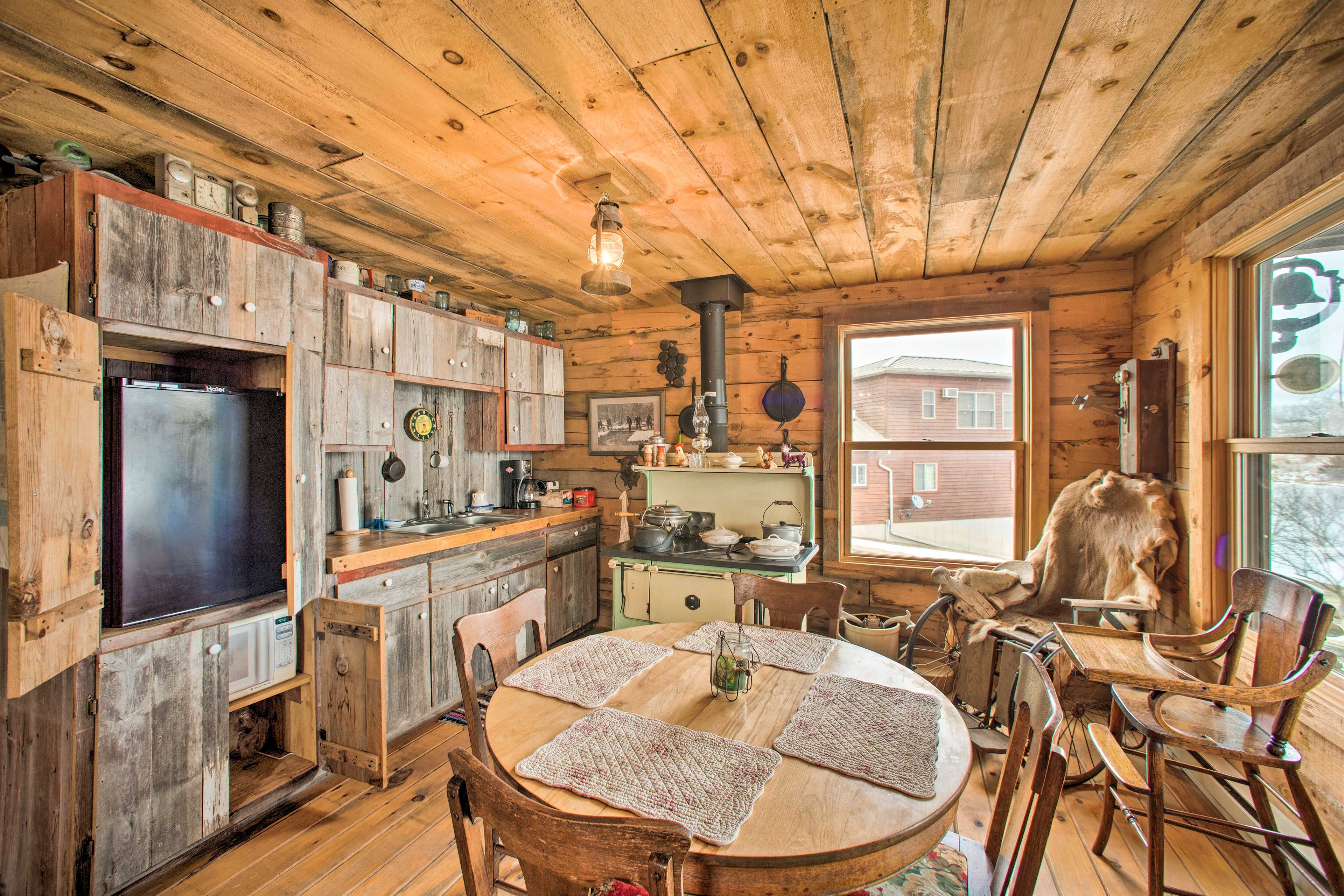 Kitchen & Dining Area