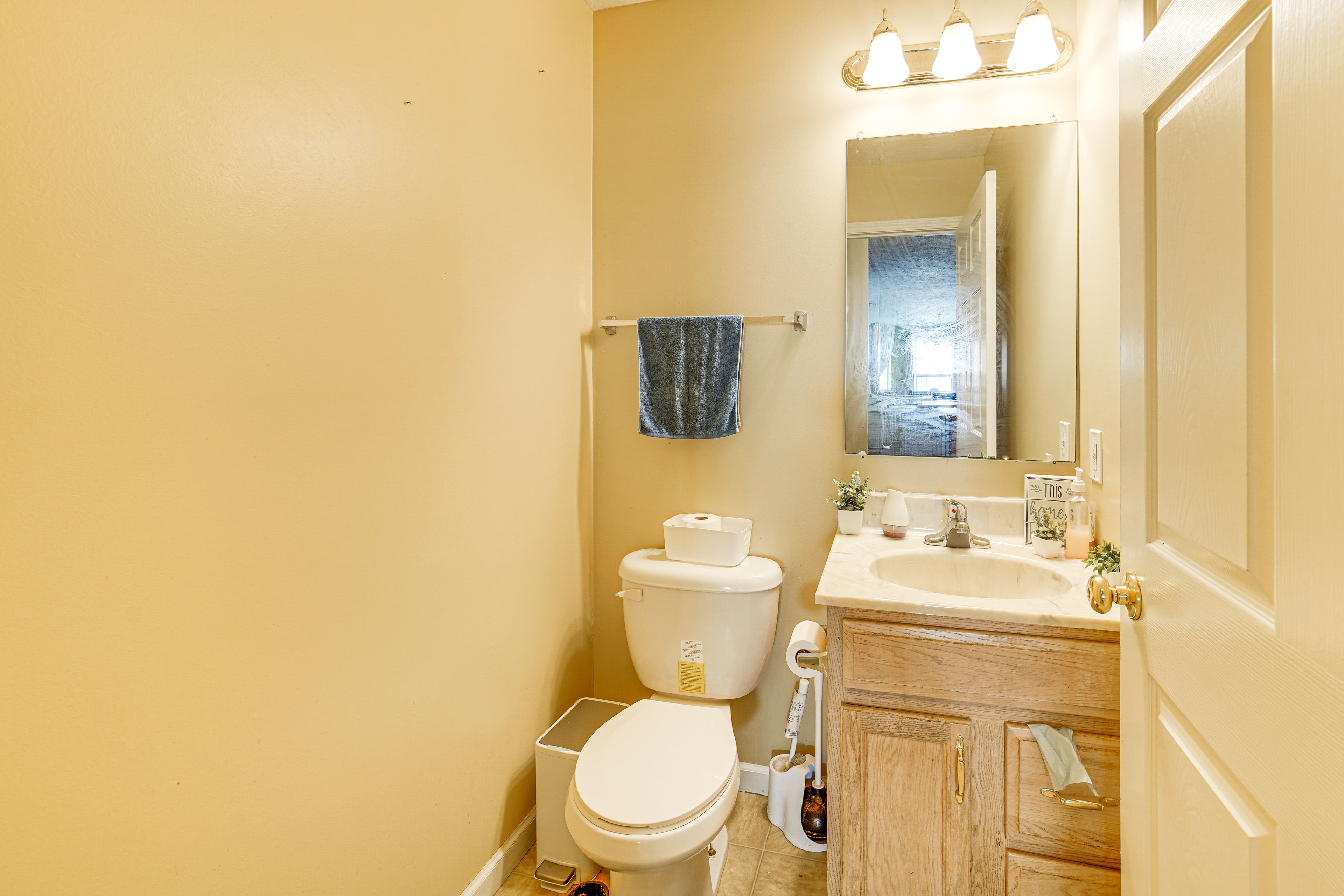 Half Bathroom | 1st Floor | Towels Provided