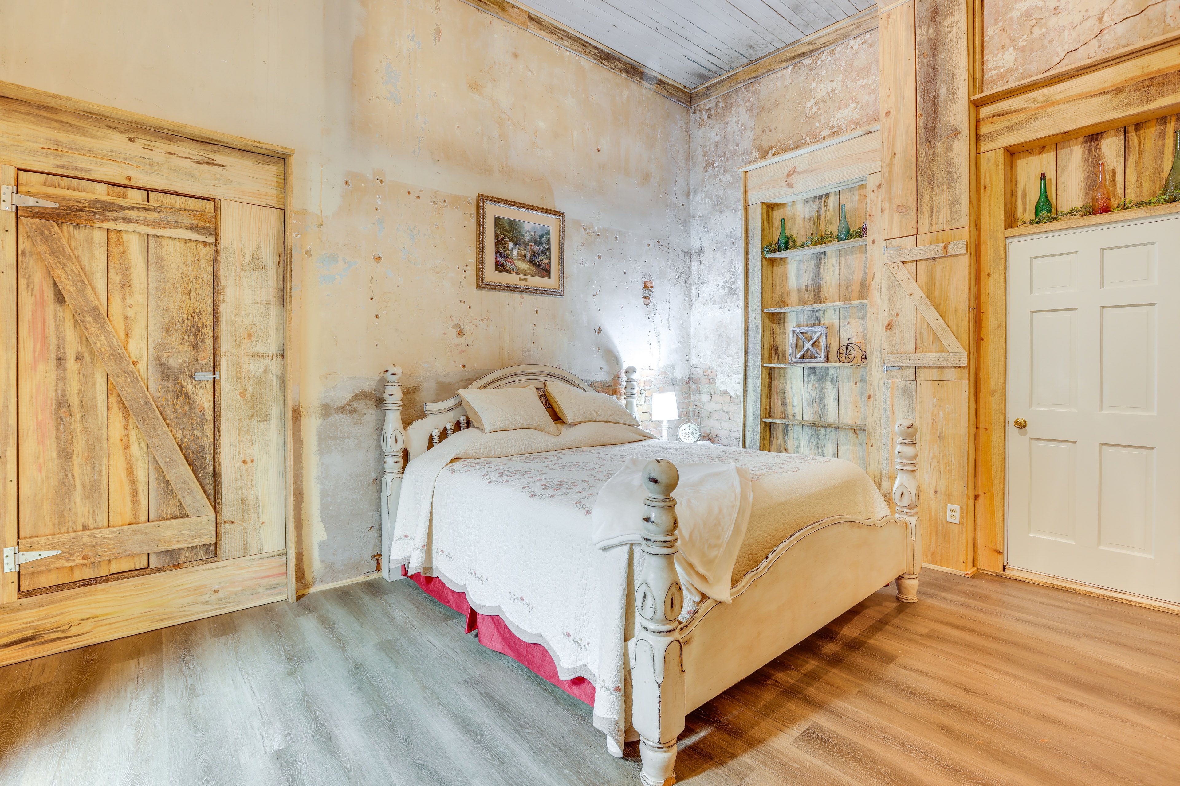 Bedroom | King Bed | Linens Provided
