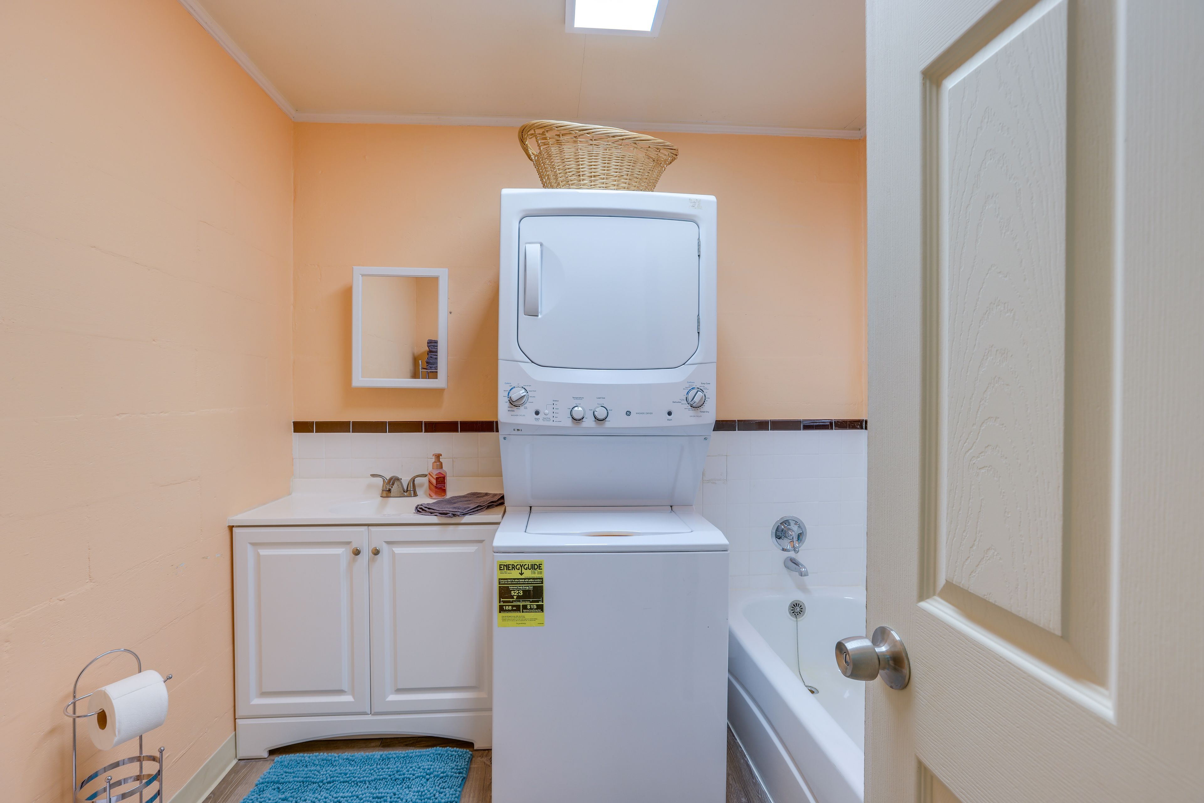 Full Bathroom | Towels Provided | Complimentary Toiletries