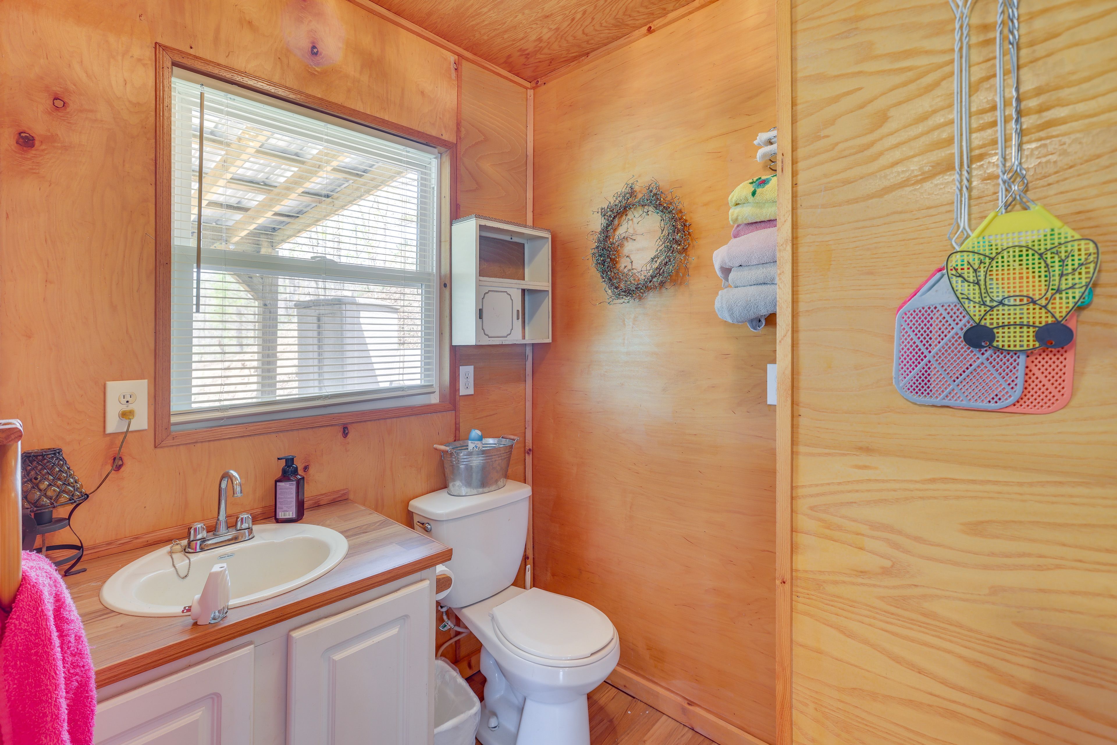 Full Bathroom | Towels Provided | Complimentary Toiletries | 1st Floor