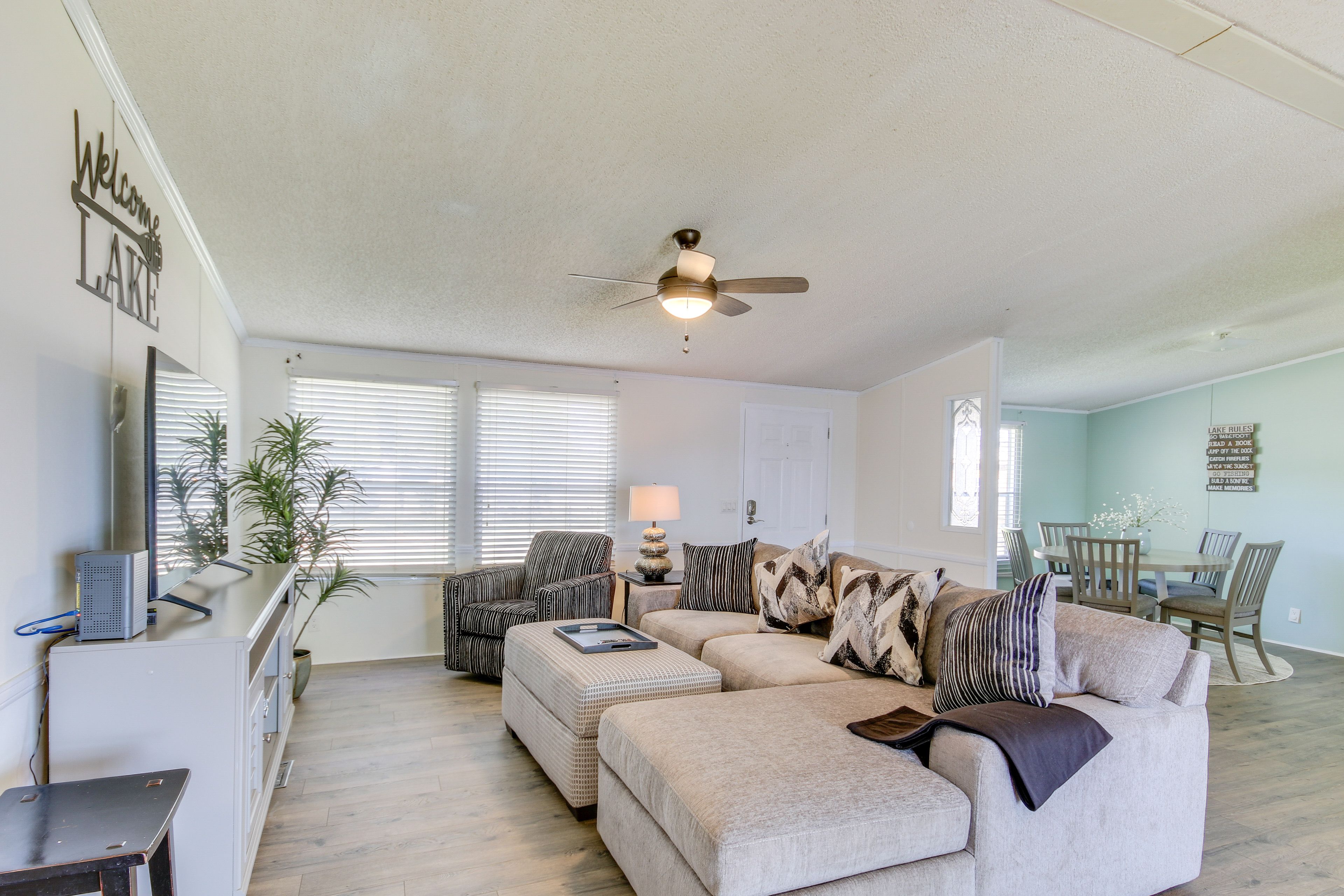 Living Room | Smart TV | Gas Fireplace