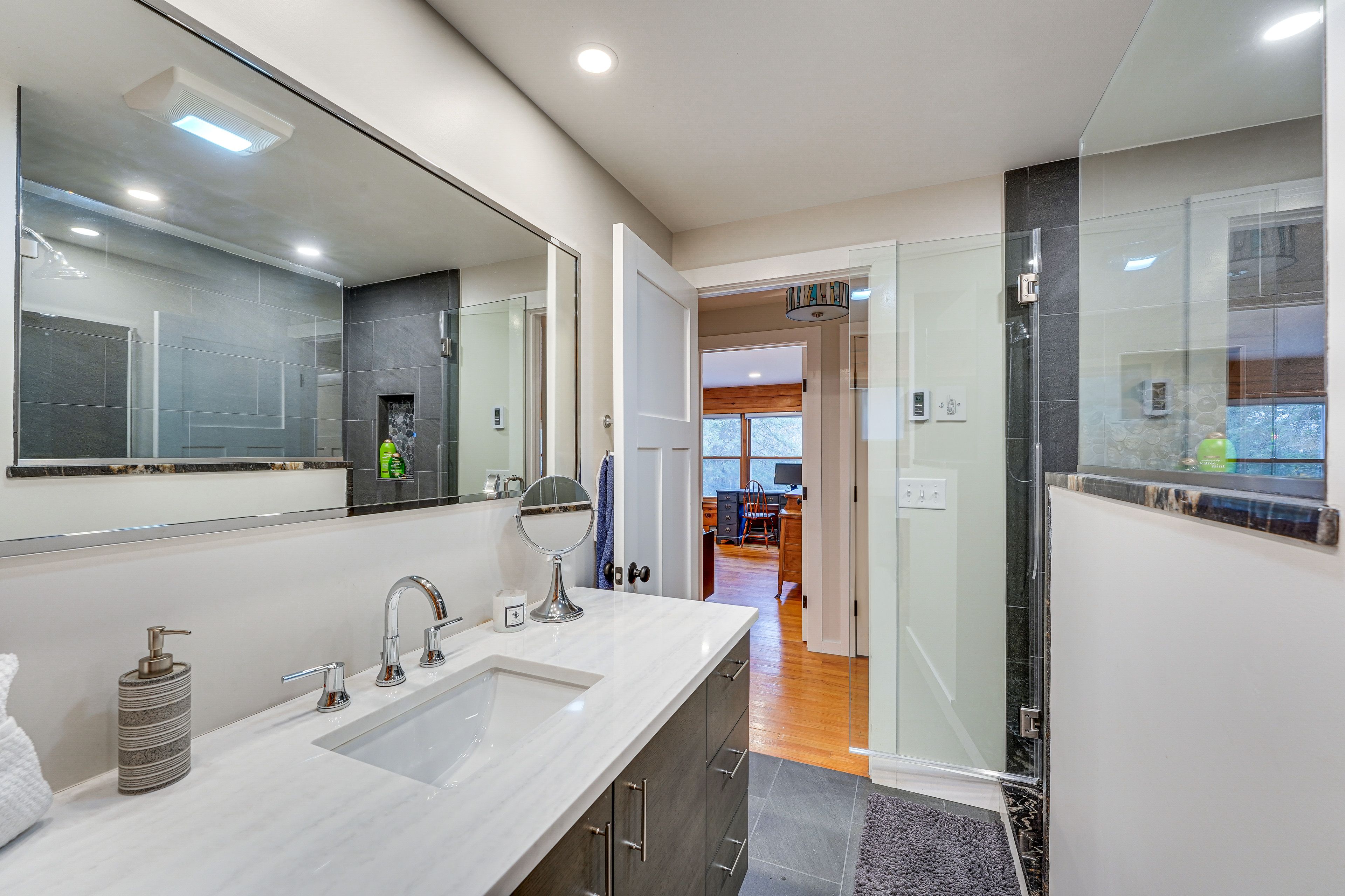 Full Bathroom | Complimentary Toiletries | Top Floor