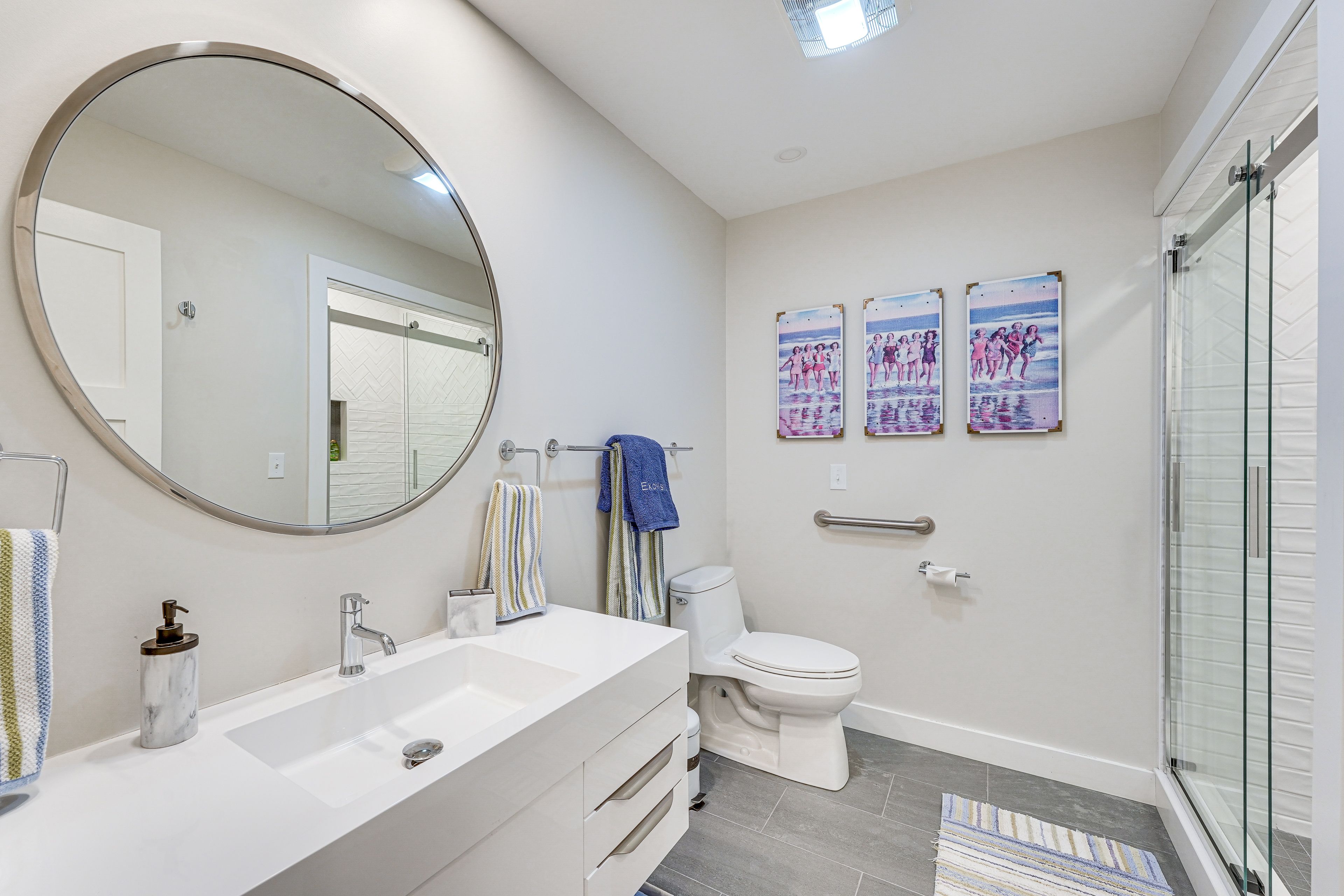 Full Bathroom | Towels Provided | Ground Floor