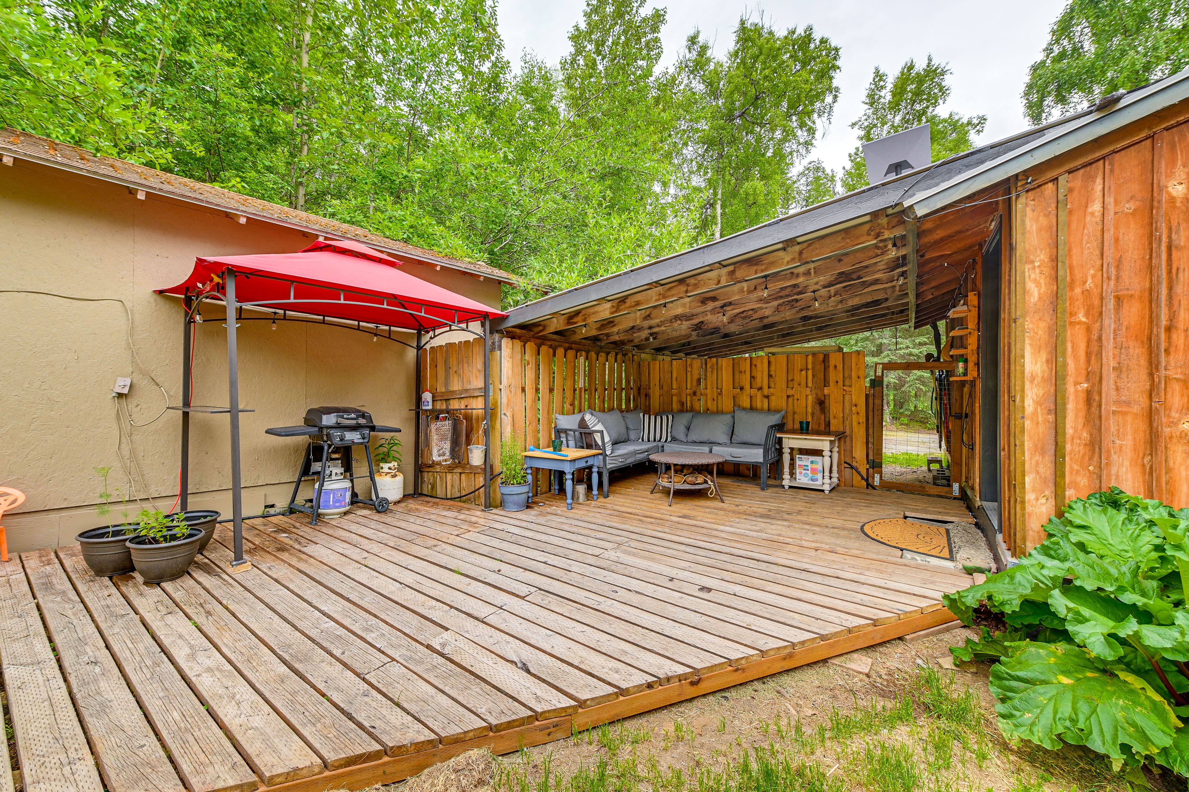 Private Backyard Area | Picnic Table | Patio Furniture
